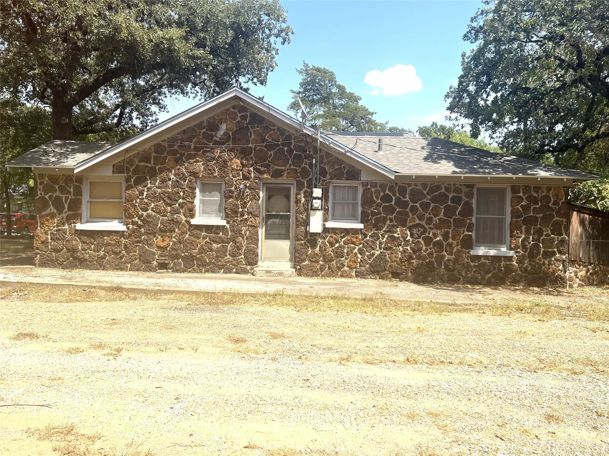 Single Family Residence For Sale in Tarrant County , 2336 Carnation Avenue, Fort Worth, Texas 76111, 2 Bedroom, 1 Bathroom, 1 Garage spaces, 1,039 Sqft, built in 1936, mls#21386246, Real Estate Agent in Fort Worth, Homes For Sale in Tarrant county, Homes For Sale in Fort Worth, Realtor in Fort Worth Texas, Real Estate Brokerage Independent Realty Texas, Luminita Cordes Realtor