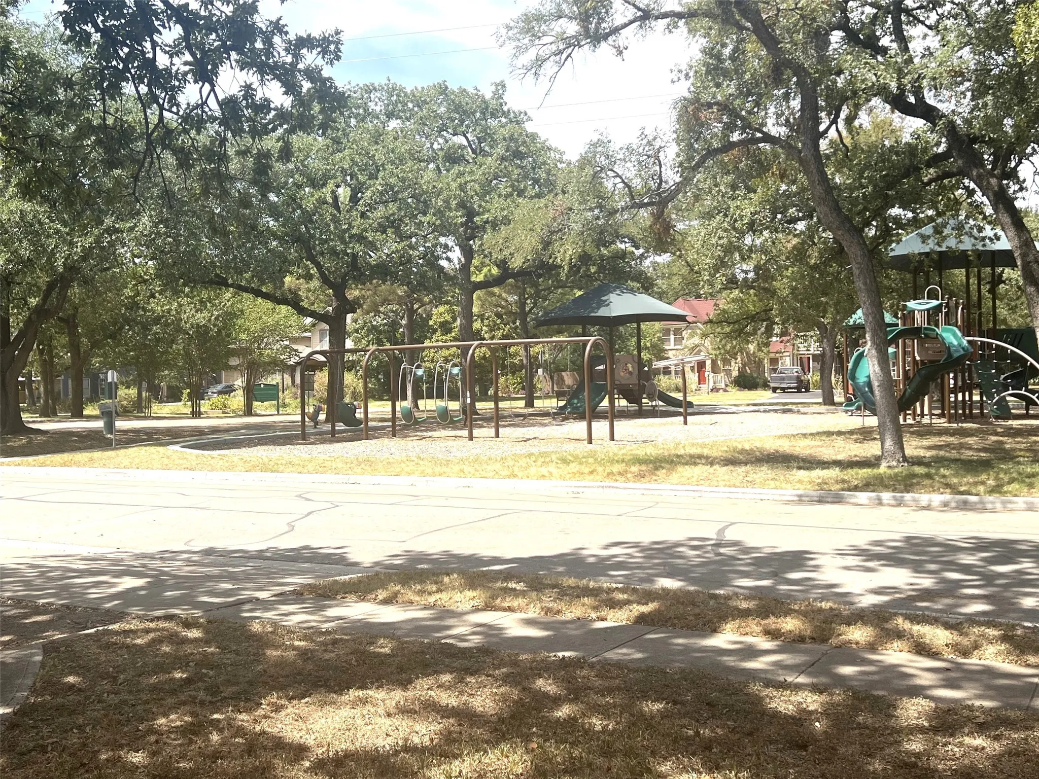 Single Family Residence For Sale in Tarrant County , 2336 Carnation Avenue, Fort Worth, Texas 76111, 2 Bedroom, 1 Bathroom, 1 Garage spaces, 1,039 Sqft, built in 1936, mls#21386246, Real Estate Agent in Fort Worth, Homes For Sale in Tarrant county, Homes For Sale in Fort Worth, Realtor in Fort Worth Texas, Real Estate Brokerage Independent Realty Texas, Luminita Cordes Realtor