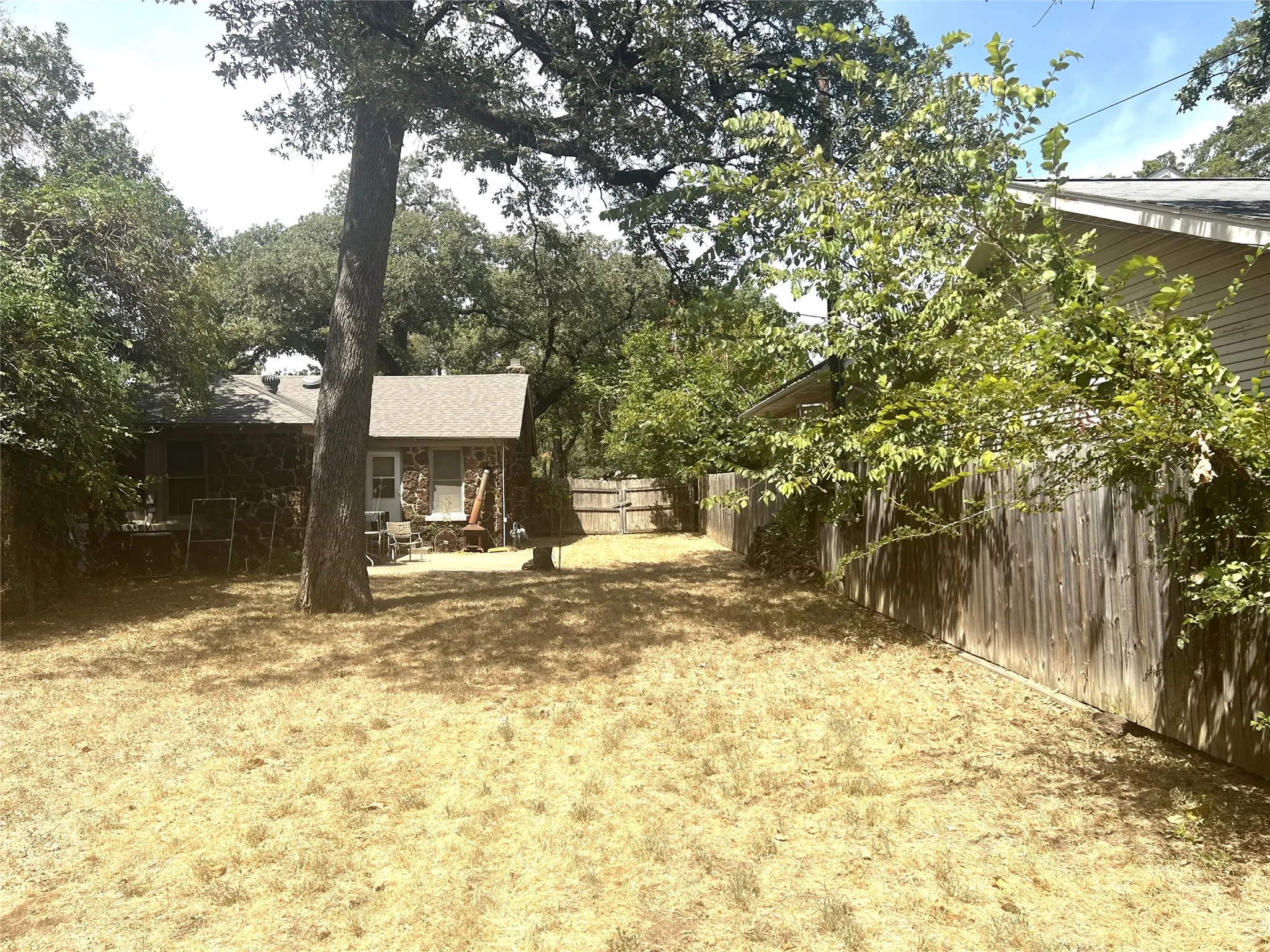 Single Family Residence For Sale in Tarrant County , 2336 Carnation Avenue, Fort Worth, Texas 76111, 2 Bedroom, 1 Bathroom, 1 Garage spaces, 1,039 Sqft, built in 1936, mls#21386246, Real Estate Agent in Fort Worth, Homes For Sale in Tarrant county, Homes For Sale in Fort Worth, Realtor in Fort Worth Texas, Real Estate Brokerage Independent Realty Texas, Luminita Cordes Realtor