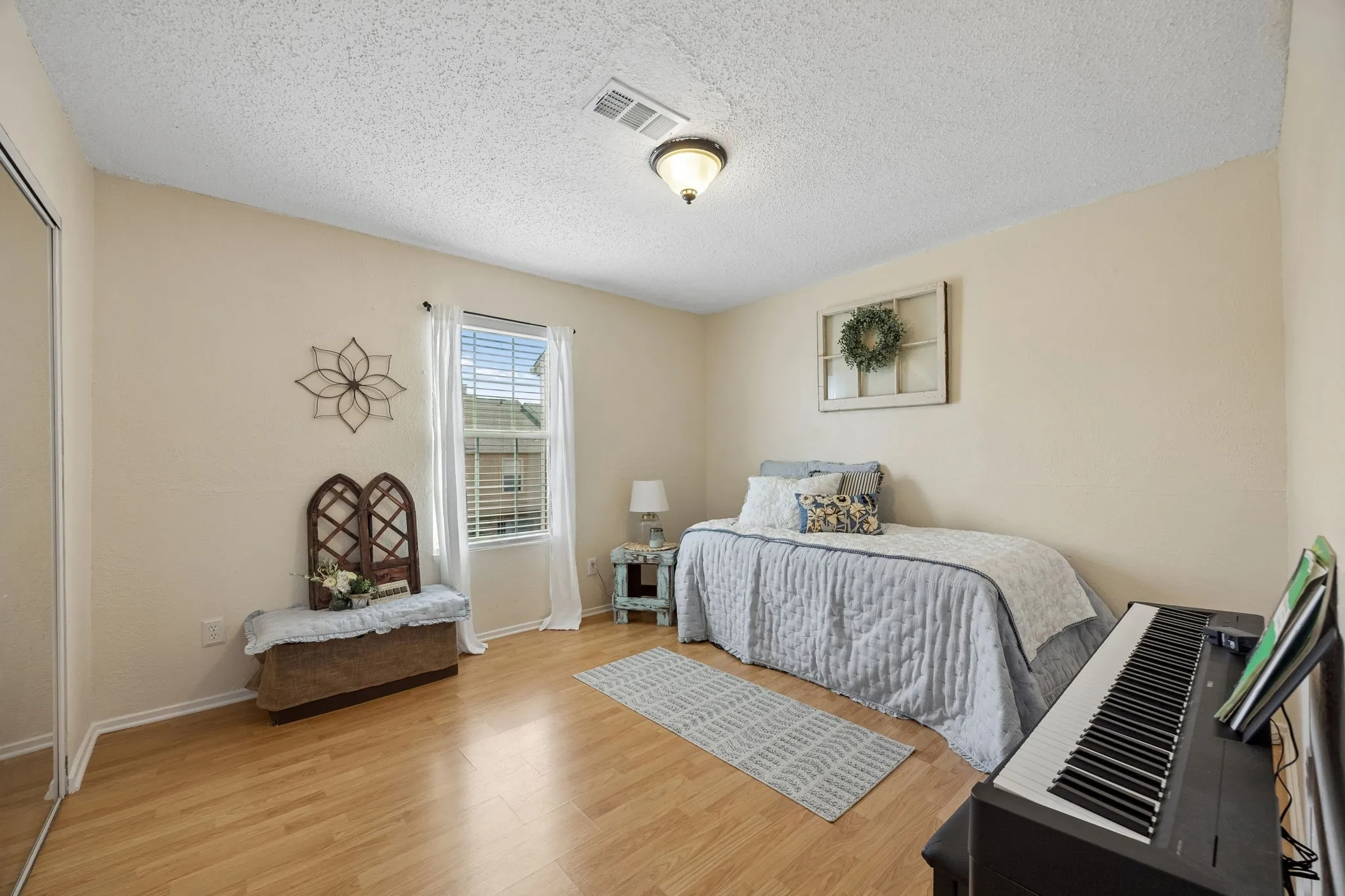 Condominium For Sale in Collin County , 2500 E Park Boulevard P5, Plano, Texas 75074, 2 Bedroom, 2 Bathroom, Garage spaces, 990 Sqft, built in 1985, mls#21387889, Real Estate Agent in Plano, Homes For Sale in Collin county, Homes For Sale in Plano, Realtor in Plano Texas, Real Estate Brokerage Independent Realty Texas, Luminita Cordes Realtor