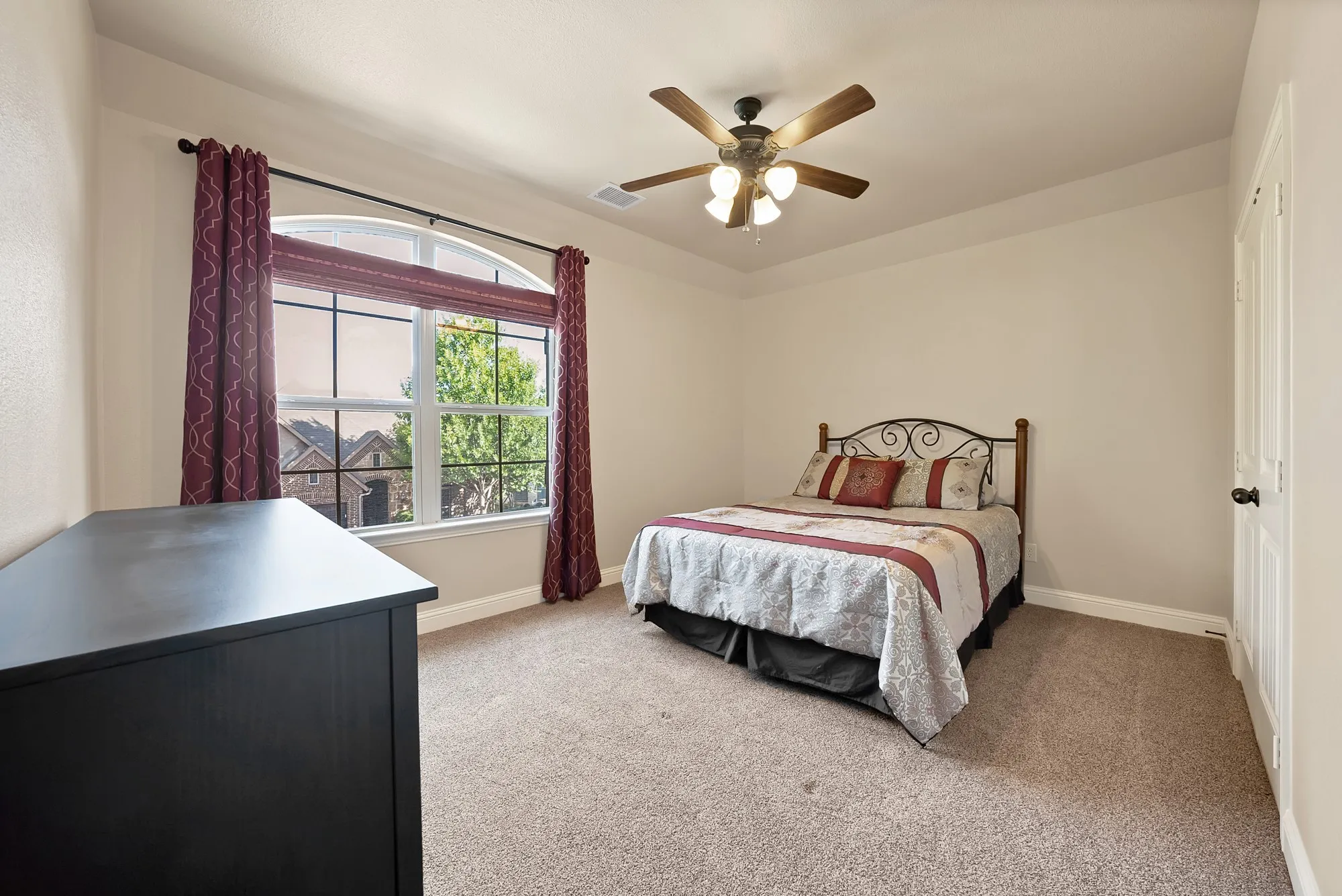 Single Family Residence For Sale in Tarrant County , 1406 St Tropez Lane, Arlington, Texas 76013, 4 Bedroom, 4 Bathroom, 2 Garage spaces, 3,409 Sqft, built in 2012, mls#21387369, Real Estate Agent in Arlington, Homes For Sale in Tarrant county, Homes For Sale in Arlington, Realtor in Arlington Texas, Real Estate Brokerage Independent Realty Texas, Luminita Cordes Realtor