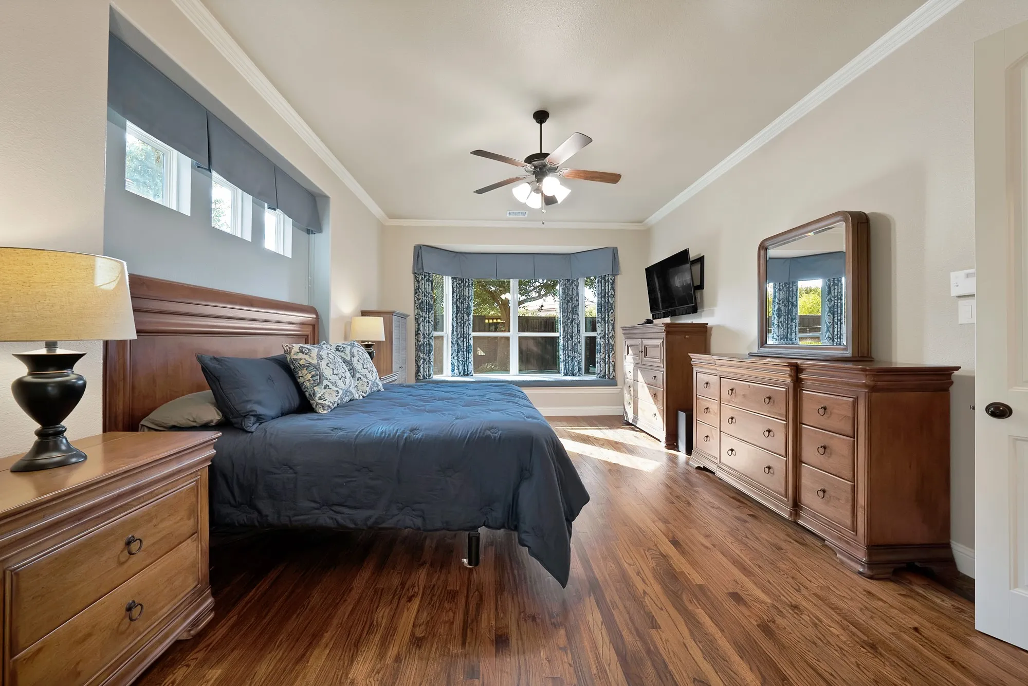 Single Family Residence For Sale in Tarrant County , 1406 St Tropez Lane, Arlington, Texas 76013, 4 Bedroom, 4 Bathroom, 2 Garage spaces, 3,409 Sqft, built in 2012, mls#21387369, Real Estate Agent in Arlington, Homes For Sale in Tarrant county, Homes For Sale in Arlington, Realtor in Arlington Texas, Real Estate Brokerage Independent Realty Texas, Luminita Cordes Realtor