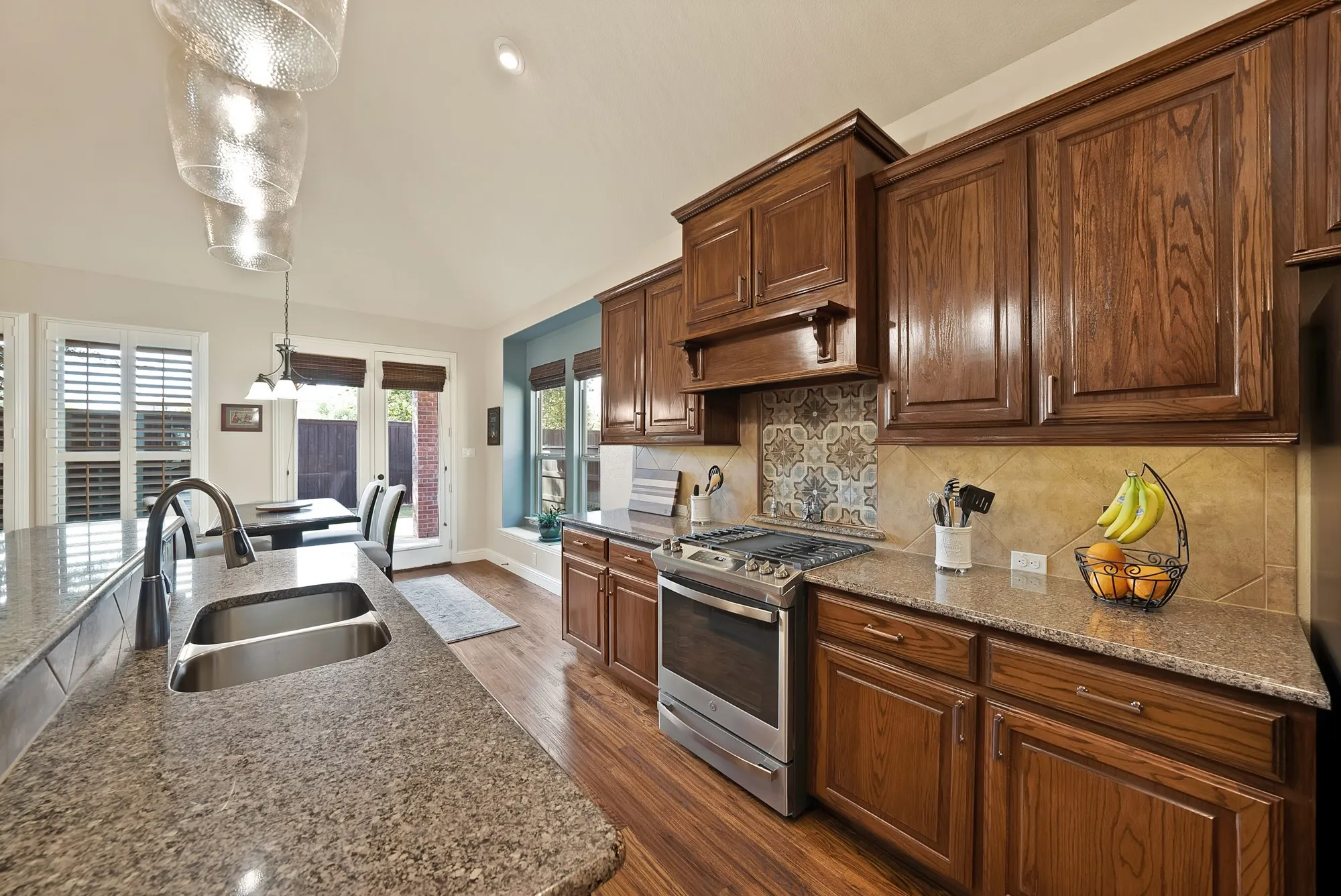 Single Family Residence For Sale in Tarrant County , 1406 St Tropez Lane, Arlington, Texas 76013, 4 Bedroom, 4 Bathroom, 2 Garage spaces, 3,409 Sqft, built in 2012, mls#21387369, Real Estate Agent in Arlington, Homes For Sale in Tarrant county, Homes For Sale in Arlington, Realtor in Arlington Texas, Real Estate Brokerage Independent Realty Texas, Luminita Cordes Realtor