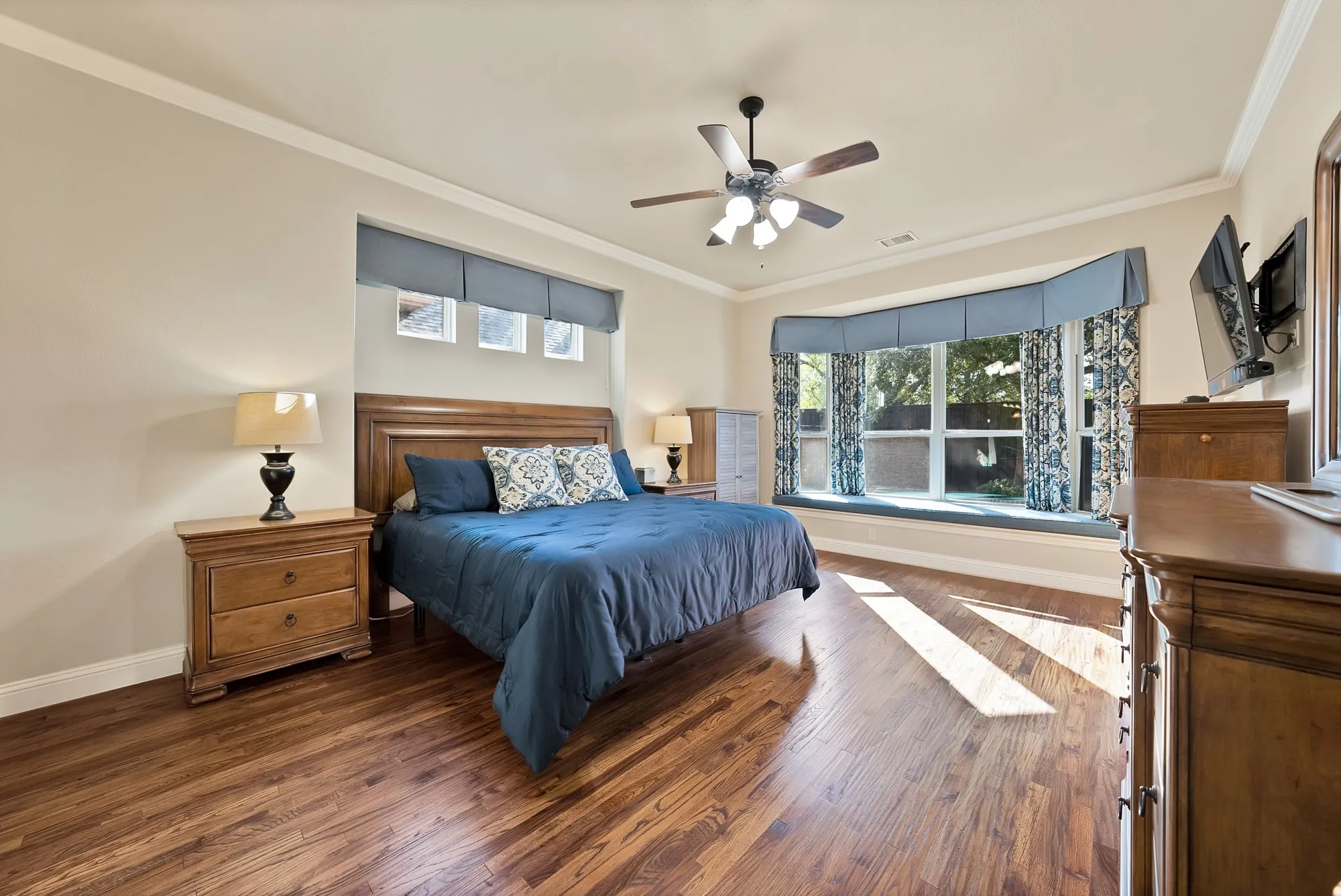 Single Family Residence For Sale in Tarrant County , 1406 St Tropez Lane, Arlington, Texas 76013, 4 Bedroom, 4 Bathroom, 2 Garage spaces, 3,409 Sqft, built in 2012, mls#21387369, Real Estate Agent in Arlington, Homes For Sale in Tarrant county, Homes For Sale in Arlington, Realtor in Arlington Texas, Real Estate Brokerage Independent Realty Texas, Luminita Cordes Realtor