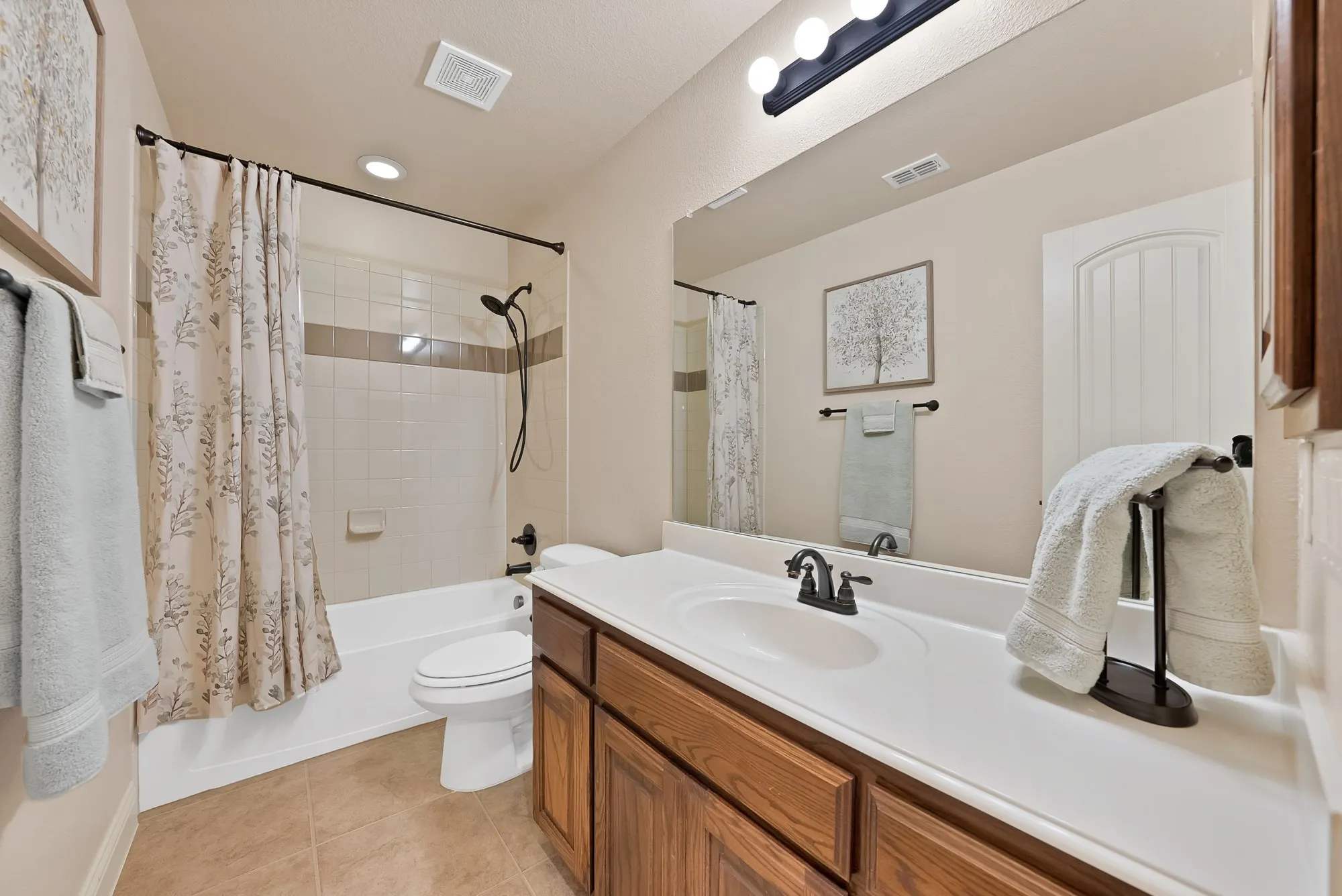 Single Family Residence For Sale in Tarrant County , 1406 St Tropez Lane, Arlington, Texas 76013, 4 Bedroom, 4 Bathroom, 2 Garage spaces, 3,409 Sqft, built in 2012, mls#21387369, Real Estate Agent in Arlington, Homes For Sale in Tarrant county, Homes For Sale in Arlington, Realtor in Arlington Texas, Real Estate Brokerage Independent Realty Texas, Luminita Cordes Realtor