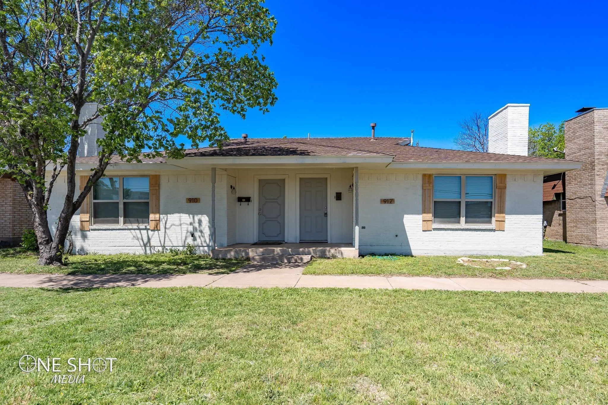 Single story home with a front yard