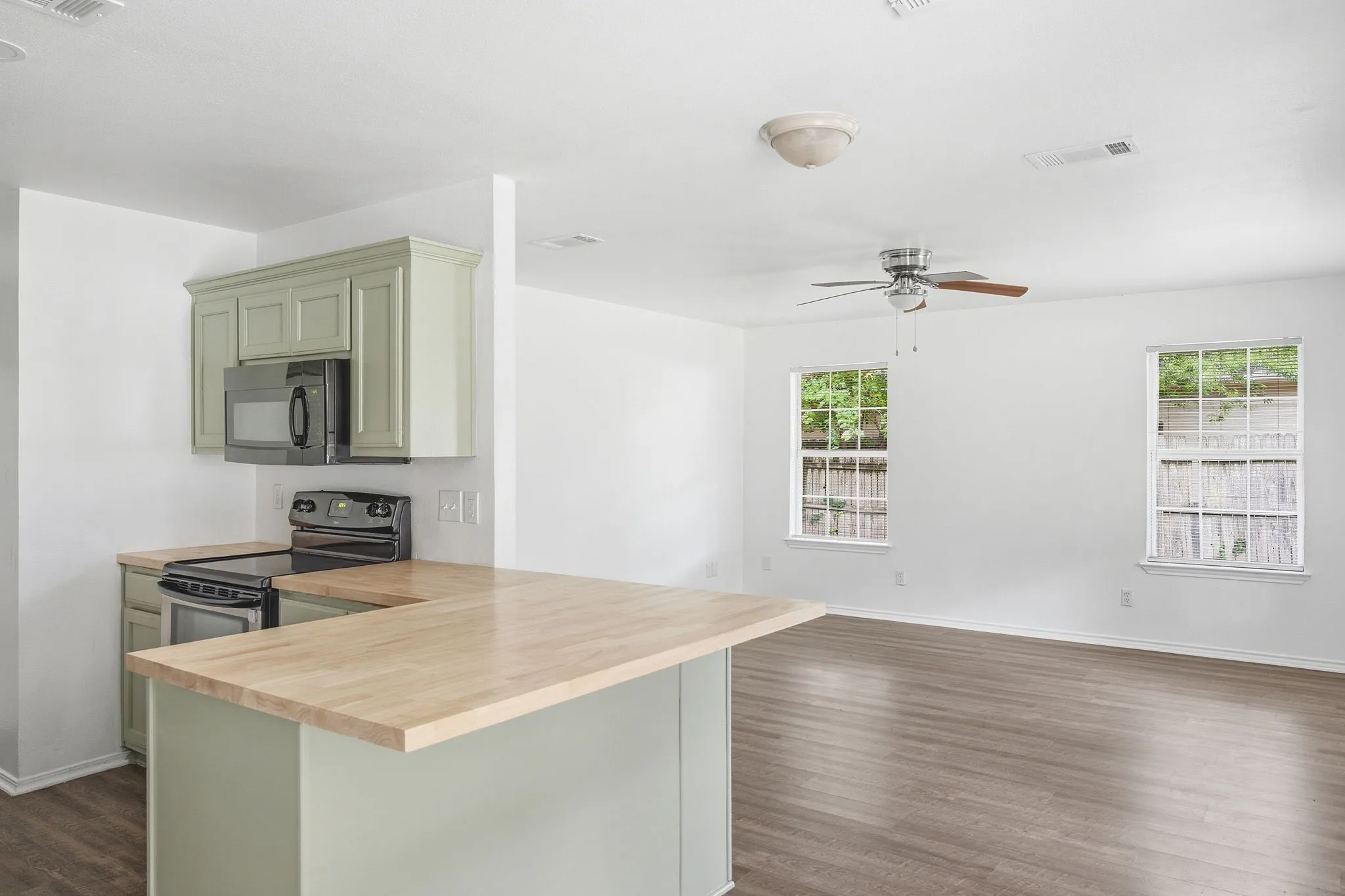 Single Family Residence For Rent in Grayson County , 604 S Maxey Street, Sherman, Texas 75090, 3 Bedroom, 2 Bathroom, 1 Garage spaces, 1,056 Sqft, built in 2007, mls#21387979, Real Estate Agent in Sherman, Homes For Rent in Grayson county, Homes For Rent in Sherman, Realtor in Sherman Texas, Real Estate Brokerage Independent Realty Texas, Luminita Cordes Realtor