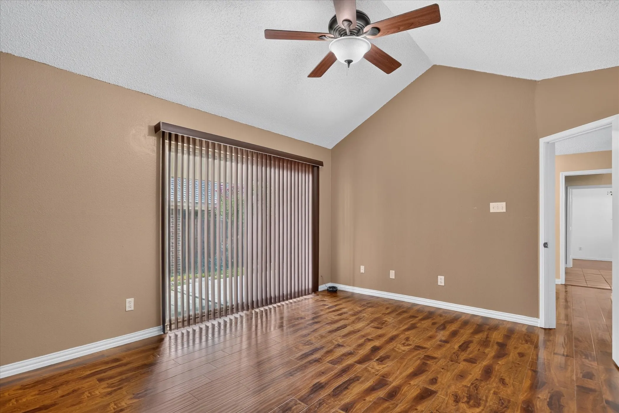 Single Family Residence For Sale in Tarrant County , 10634 Tall Oak Drive, Fort Worth, Texas 76108, 3 Bedroom, 2 Bathroom, 2 Garage spaces, 1,189 Sqft, built in 1983, mls#21386405, Real Estate Agent in Fort Worth, Homes For Sale in Tarrant county, Homes For Sale in Fort Worth, Realtor in Fort Worth Texas, Real Estate Brokerage Independent Realty Texas, Luminita Cordes Realtor