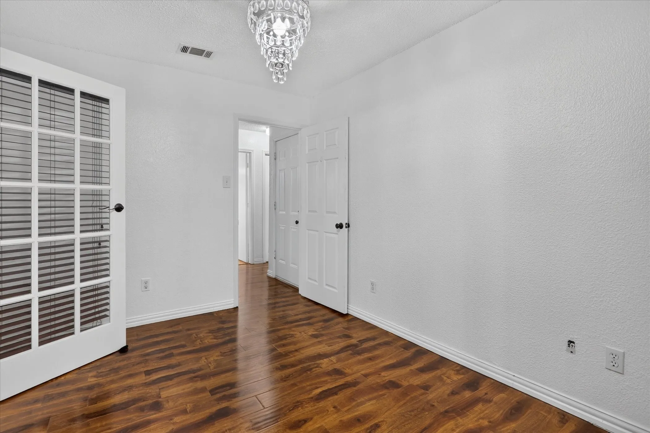 Single Family Residence For Sale in Tarrant County , 10634 Tall Oak Drive, Fort Worth, Texas 76108, 3 Bedroom, 2 Bathroom, 2 Garage spaces, 1,189 Sqft, built in 1983, mls#21386405, Real Estate Agent in Fort Worth, Homes For Sale in Tarrant county, Homes For Sale in Fort Worth, Realtor in Fort Worth Texas, Real Estate Brokerage Independent Realty Texas, Luminita Cordes Realtor