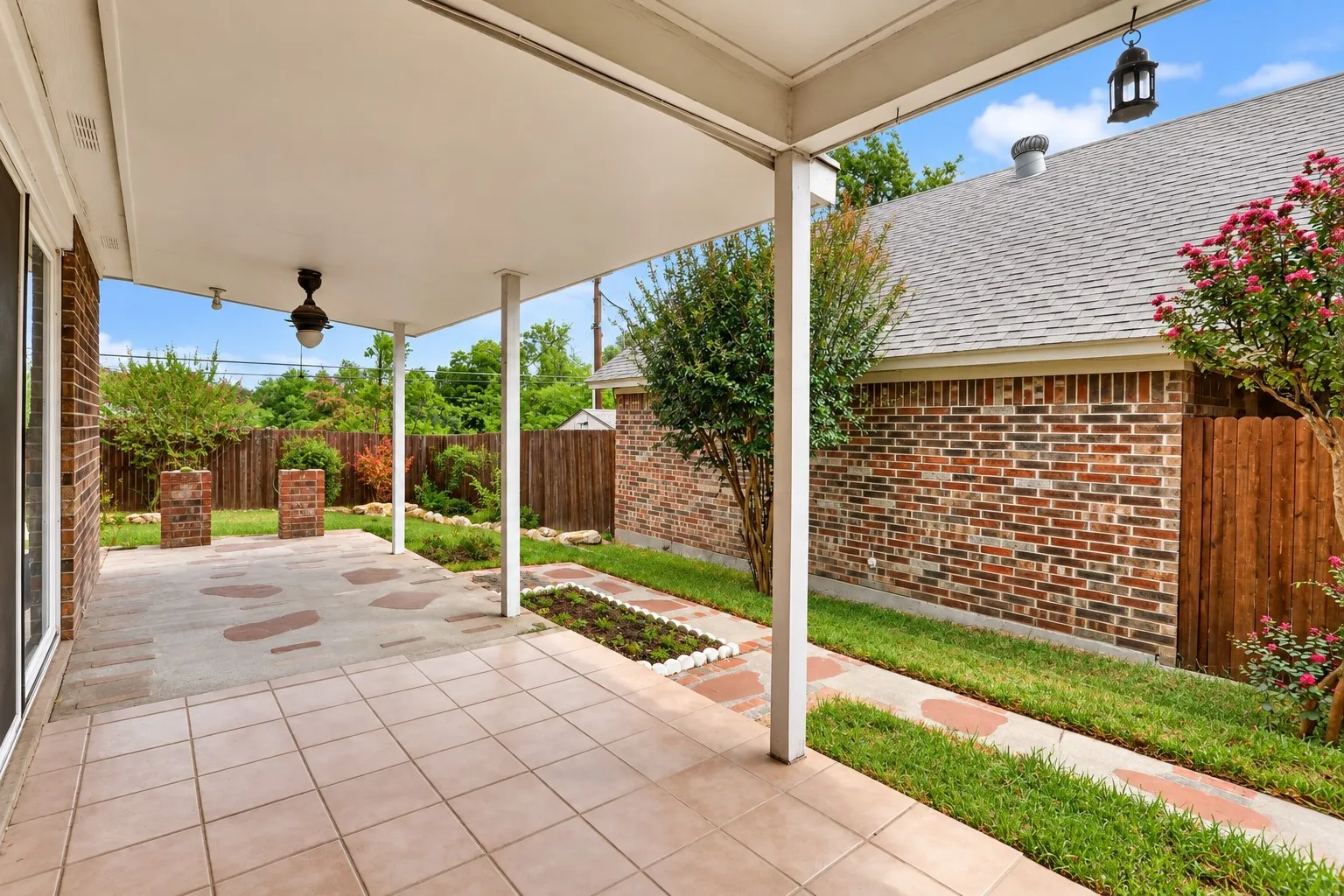 Single Family Residence For Sale in Tarrant County , 10634 Tall Oak Drive, Fort Worth, Texas 76108, 3 Bedroom, 2 Bathroom, 2 Garage spaces, 1,189 Sqft, built in 1983, mls#21386405, Real Estate Agent in Fort Worth, Homes For Sale in Tarrant county, Homes For Sale in Fort Worth, Realtor in Fort Worth Texas, Real Estate Brokerage Independent Realty Texas, Luminita Cordes Realtor
