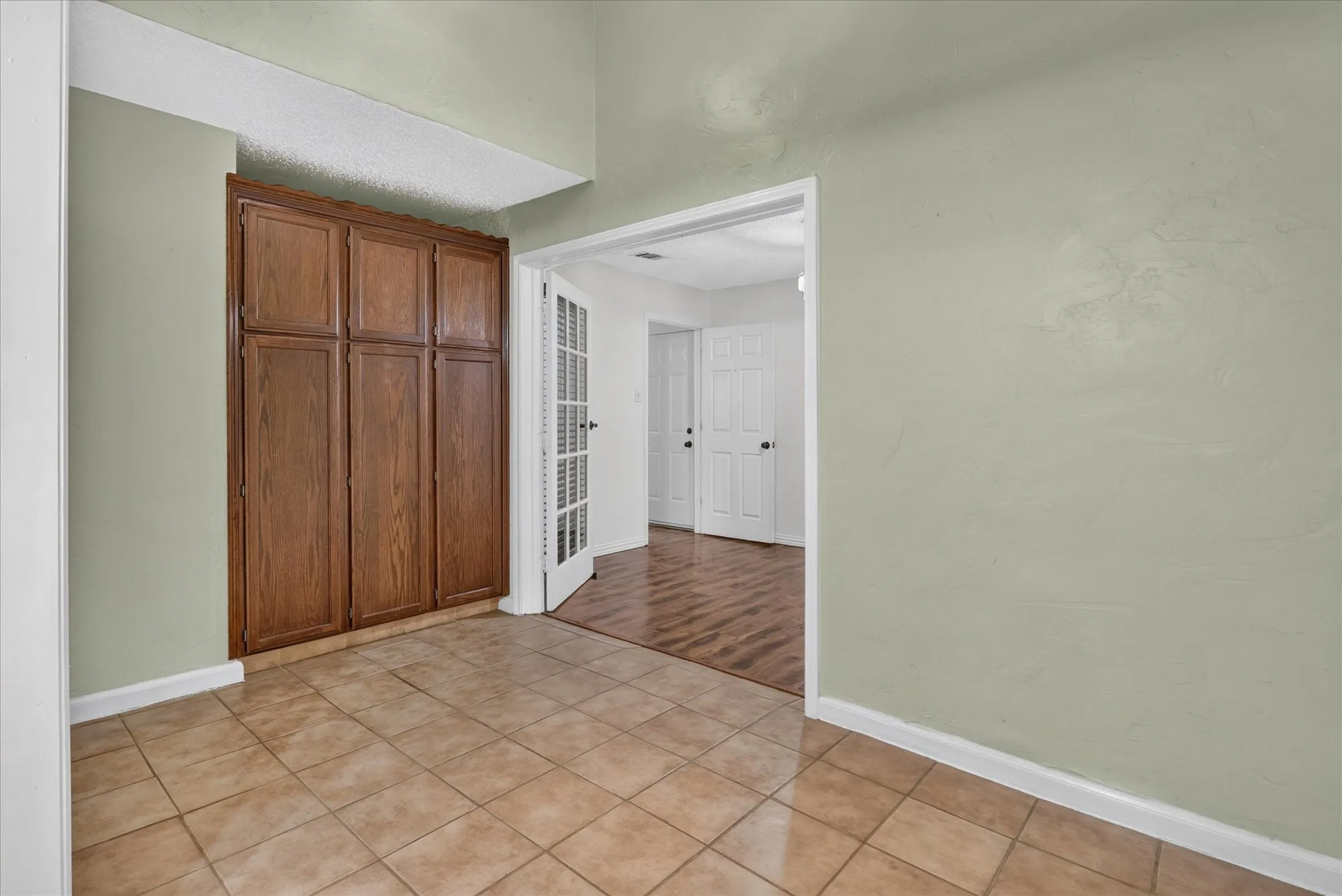 Single Family Residence For Sale in Tarrant County , 10634 Tall Oak Drive, Fort Worth, Texas 76108, 3 Bedroom, 2 Bathroom, 2 Garage spaces, 1,189 Sqft, built in 1983, mls#21386405, Real Estate Agent in Fort Worth, Homes For Sale in Tarrant county, Homes For Sale in Fort Worth, Realtor in Fort Worth Texas, Real Estate Brokerage Independent Realty Texas, Luminita Cordes Realtor