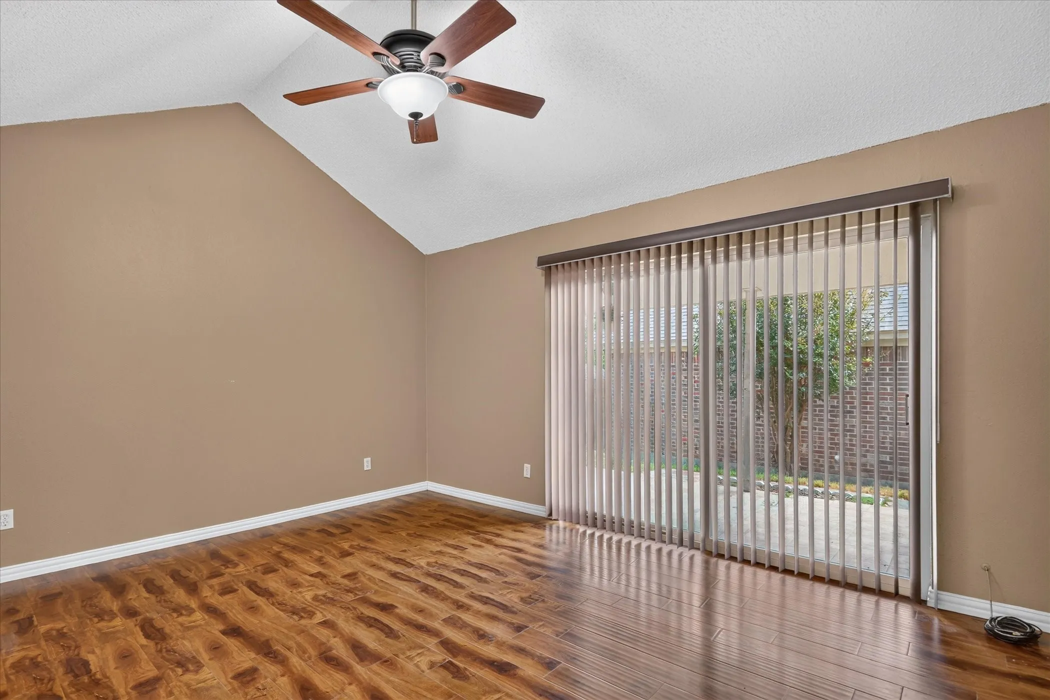 Single Family Residence For Sale in Tarrant County , 10634 Tall Oak Drive, Fort Worth, Texas 76108, 3 Bedroom, 2 Bathroom, 2 Garage spaces, 1,189 Sqft, built in 1983, mls#21386405, Real Estate Agent in Fort Worth, Homes For Sale in Tarrant county, Homes For Sale in Fort Worth, Realtor in Fort Worth Texas, Real Estate Brokerage Independent Realty Texas, Luminita Cordes Realtor