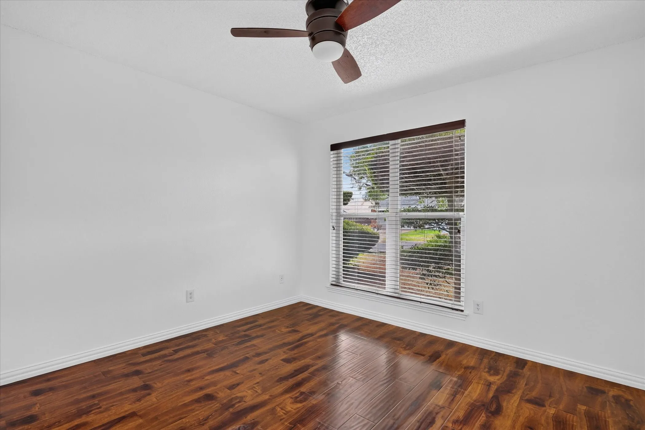 Single Family Residence For Sale in Tarrant County , 10634 Tall Oak Drive, Fort Worth, Texas 76108, 3 Bedroom, 2 Bathroom, 2 Garage spaces, 1,189 Sqft, built in 1983, mls#21386405, Real Estate Agent in Fort Worth, Homes For Sale in Tarrant county, Homes For Sale in Fort Worth, Realtor in Fort Worth Texas, Real Estate Brokerage Independent Realty Texas, Luminita Cordes Realtor