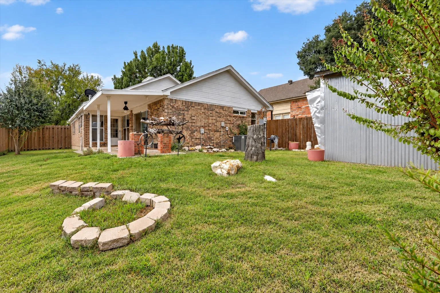 Single Family Residence For Sale in Tarrant County , 10634 Tall Oak Drive, Fort Worth, Texas 76108, 3 Bedroom, 2 Bathroom, 2 Garage spaces, 1,189 Sqft, built in 1983, mls#21386405, Real Estate Agent in Fort Worth, Homes For Sale in Tarrant county, Homes For Sale in Fort Worth, Realtor in Fort Worth Texas, Real Estate Brokerage Independent Realty Texas, Luminita Cordes Realtor