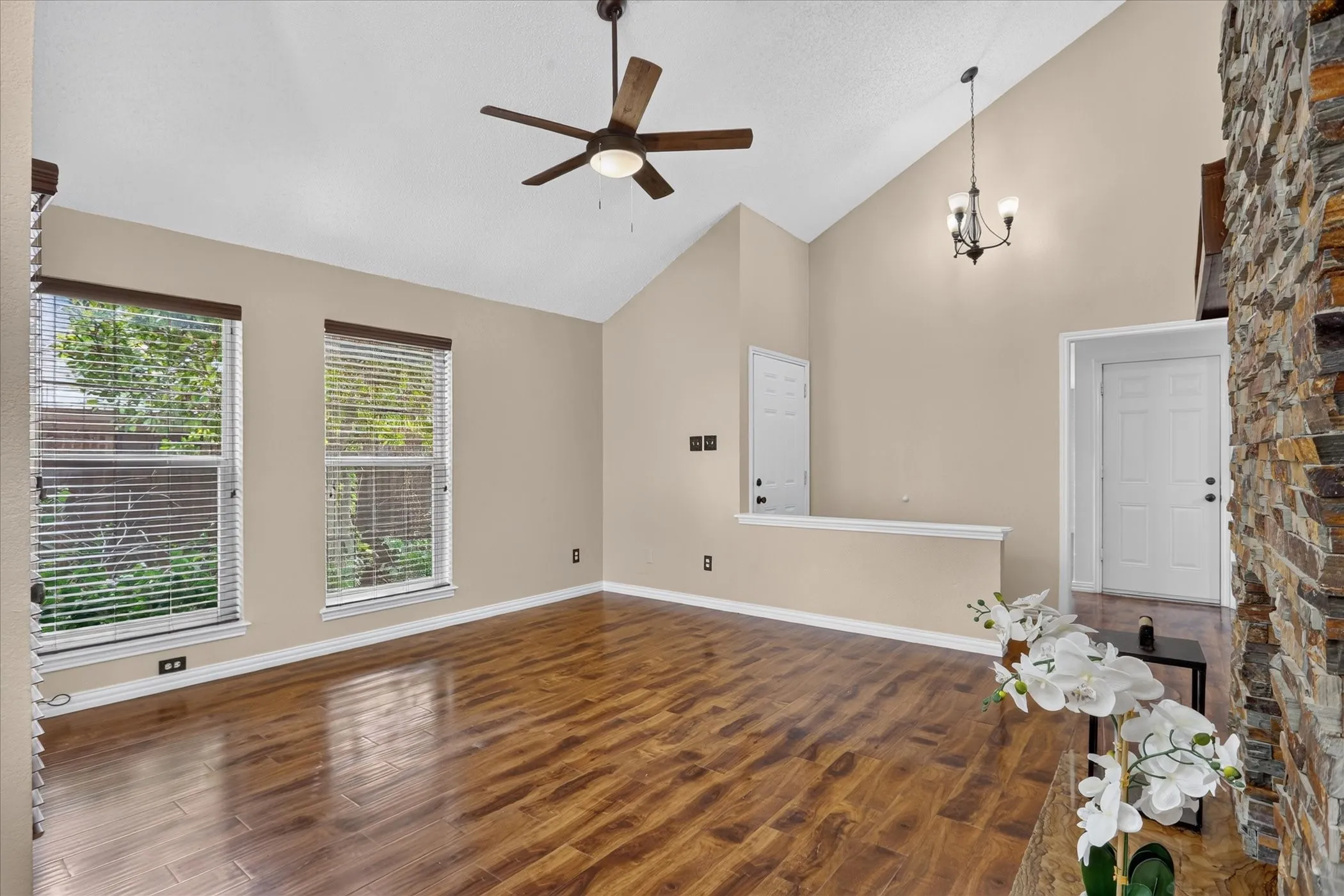 Single Family Residence For Sale in Tarrant County , 10634 Tall Oak Drive, Fort Worth, Texas 76108, 3 Bedroom, 2 Bathroom, 2 Garage spaces, 1,189 Sqft, built in 1983, mls#21386405, Real Estate Agent in Fort Worth, Homes For Sale in Tarrant county, Homes For Sale in Fort Worth, Realtor in Fort Worth Texas, Real Estate Brokerage Independent Realty Texas, Luminita Cordes Realtor