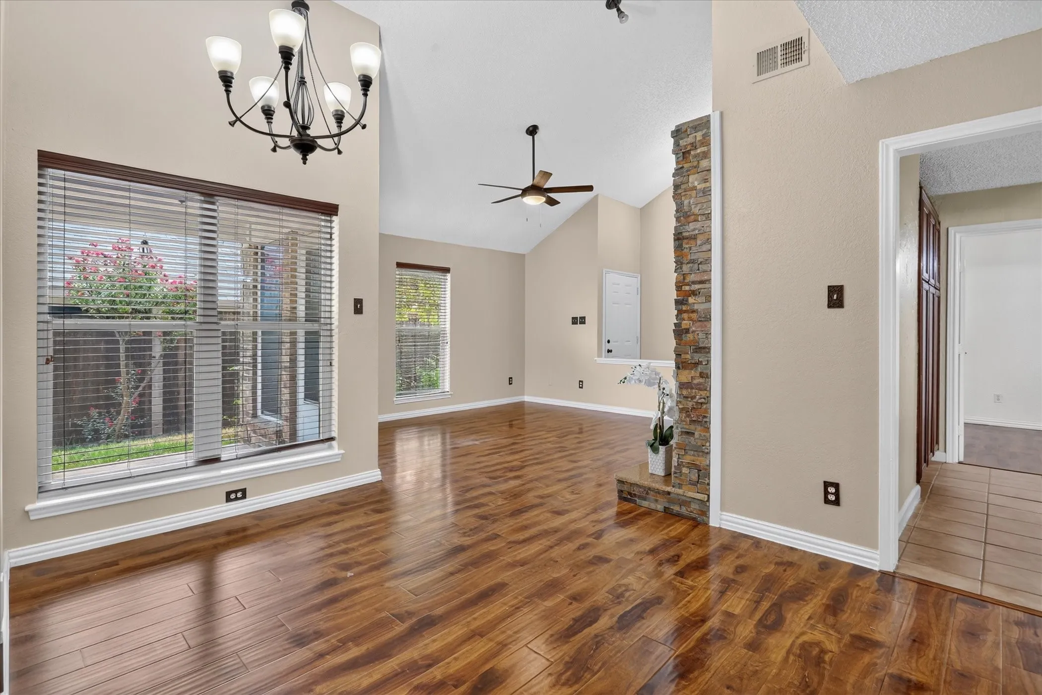 Single Family Residence For Sale in Tarrant County , 10634 Tall Oak Drive, Fort Worth, Texas 76108, 3 Bedroom, 2 Bathroom, 2 Garage spaces, 1,189 Sqft, built in 1983, mls#21386405, Real Estate Agent in Fort Worth, Homes For Sale in Tarrant county, Homes For Sale in Fort Worth, Realtor in Fort Worth Texas, Real Estate Brokerage Independent Realty Texas, Luminita Cordes Realtor