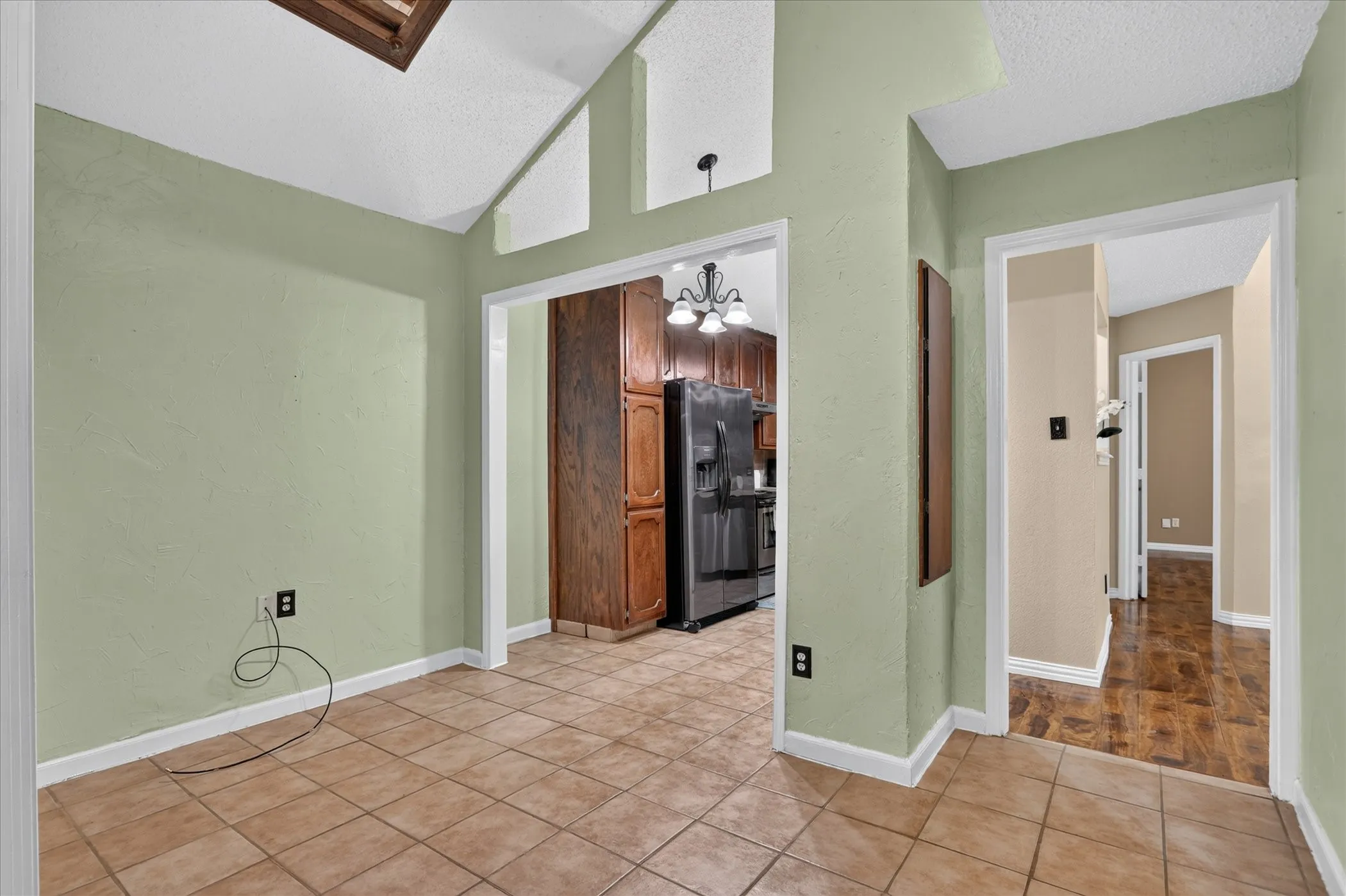 Single Family Residence For Sale in Tarrant County , 10634 Tall Oak Drive, Fort Worth, Texas 76108, 3 Bedroom, 2 Bathroom, 2 Garage spaces, 1,189 Sqft, built in 1983, mls#21386405, Real Estate Agent in Fort Worth, Homes For Sale in Tarrant county, Homes For Sale in Fort Worth, Realtor in Fort Worth Texas, Real Estate Brokerage Independent Realty Texas, Luminita Cordes Realtor