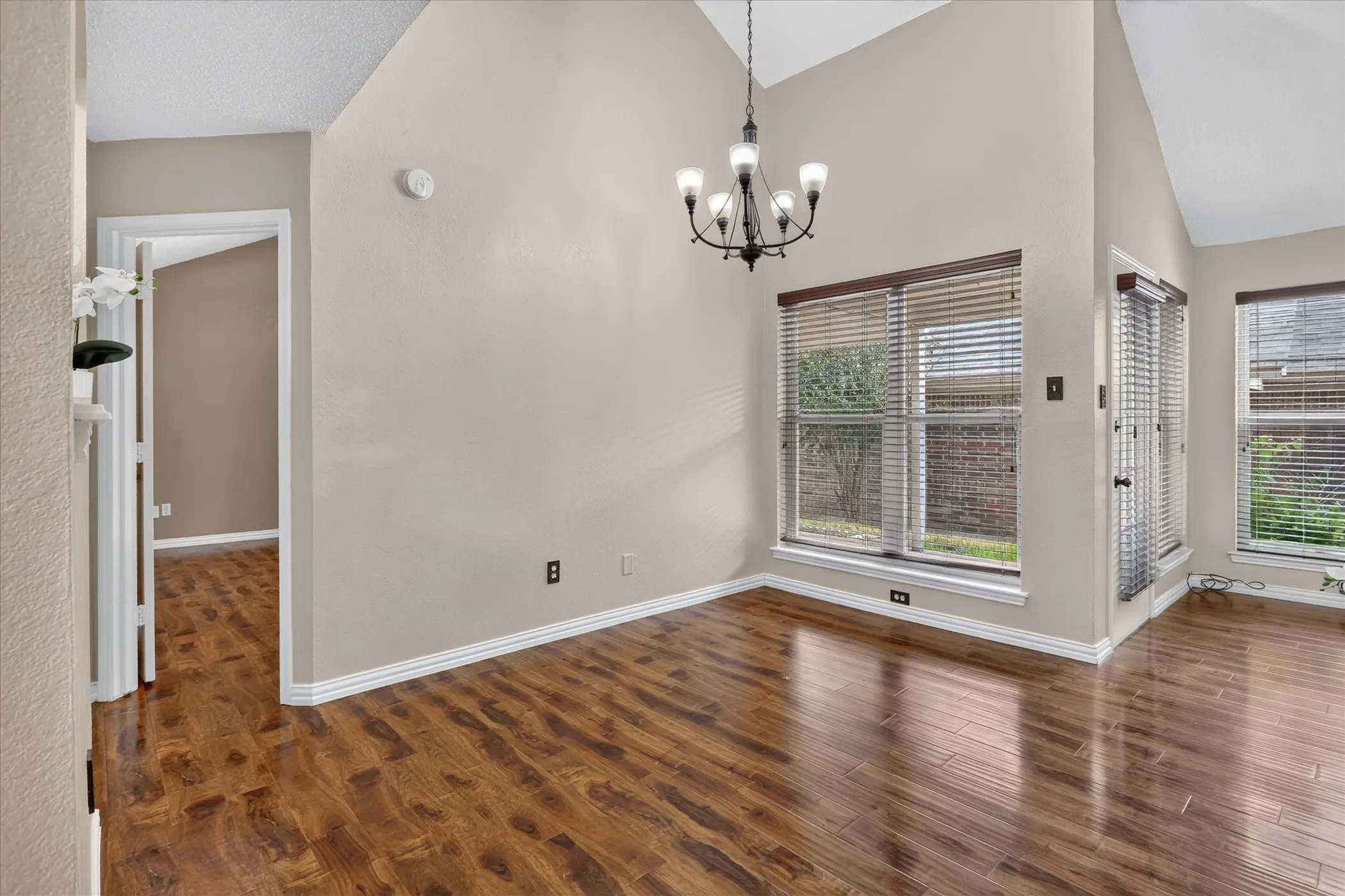 Single Family Residence For Sale in Tarrant County , 10634 Tall Oak Drive, Fort Worth, Texas 76108, 3 Bedroom, 2 Bathroom, 2 Garage spaces, 1,189 Sqft, built in 1983, mls#21386405, Real Estate Agent in Fort Worth, Homes For Sale in Tarrant county, Homes For Sale in Fort Worth, Realtor in Fort Worth Texas, Real Estate Brokerage Independent Realty Texas, Luminita Cordes Realtor