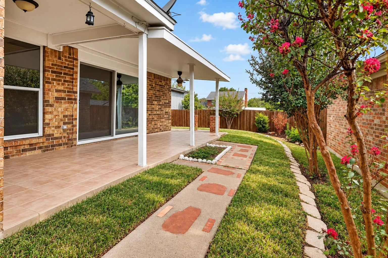 Single Family Residence For Sale in Tarrant County , 10634 Tall Oak Drive, Fort Worth, Texas 76108, 3 Bedroom, 2 Bathroom, 2 Garage spaces, 1,189 Sqft, built in 1983, mls#21386405, Real Estate Agent in Fort Worth, Homes For Sale in Tarrant county, Homes For Sale in Fort Worth, Realtor in Fort Worth Texas, Real Estate Brokerage Independent Realty Texas, Luminita Cordes Realtor
