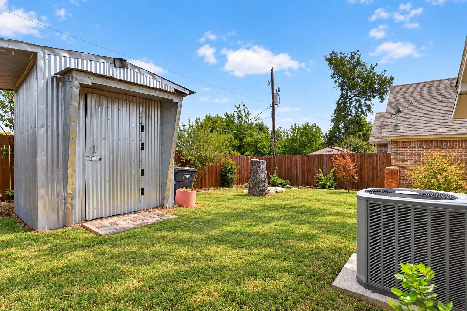 Single Family Residence For Sale in Tarrant County , 10634 Tall Oak Drive, Fort Worth, Texas 76108, 3 Bedroom, 2 Bathroom, 2 Garage spaces, 1,189 Sqft, built in 1983, mls#21386405, Real Estate Agent in Fort Worth, Homes For Sale in Tarrant county, Homes For Sale in Fort Worth, Realtor in Fort Worth Texas, Real Estate Brokerage Independent Realty Texas, Luminita Cordes Realtor