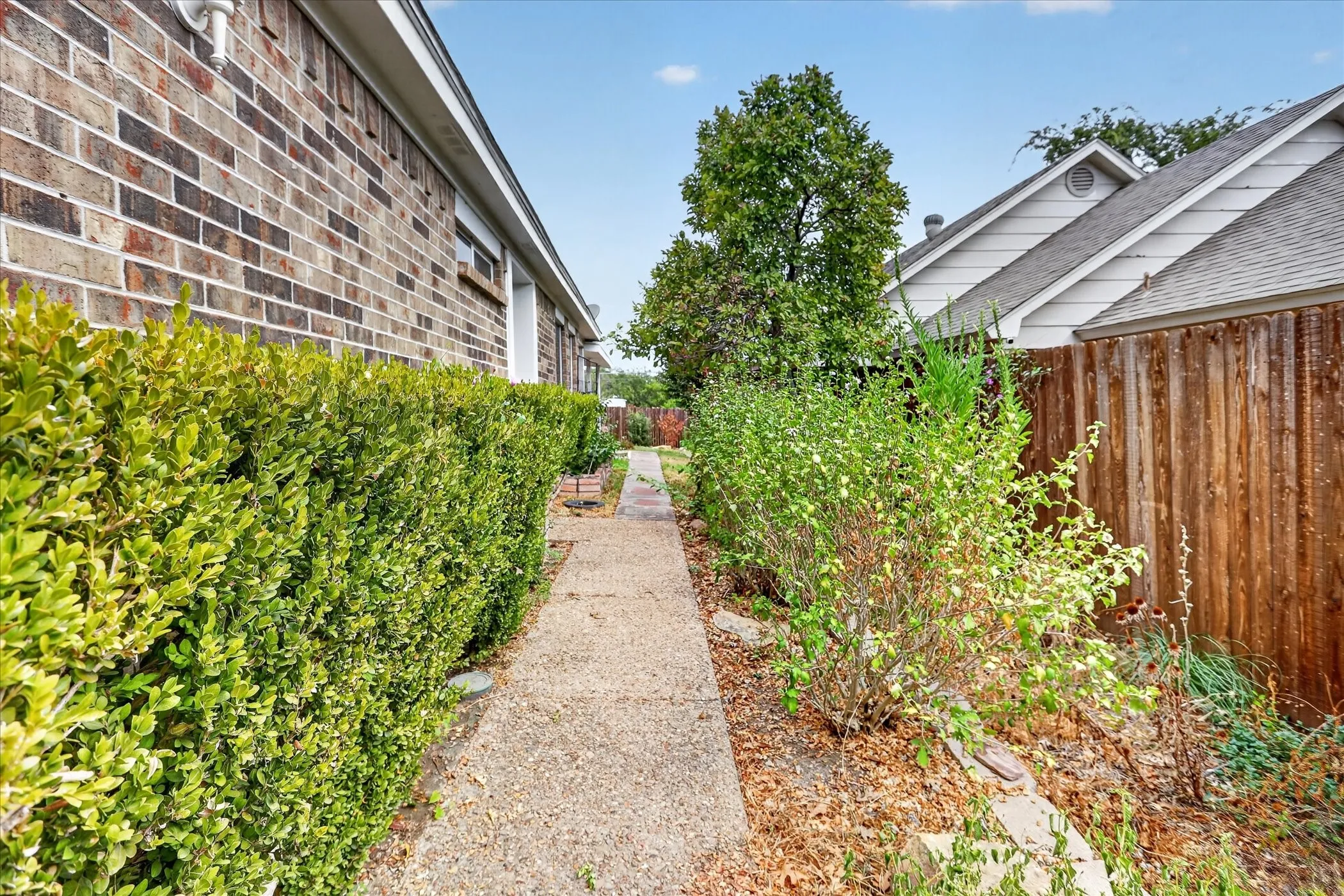 Single Family Residence For Sale in Tarrant County , 10634 Tall Oak Drive, Fort Worth, Texas 76108, 3 Bedroom, 2 Bathroom, 2 Garage spaces, 1,189 Sqft, built in 1983, mls#21386405, Real Estate Agent in Fort Worth, Homes For Sale in Tarrant county, Homes For Sale in Fort Worth, Realtor in Fort Worth Texas, Real Estate Brokerage Independent Realty Texas, Luminita Cordes Realtor