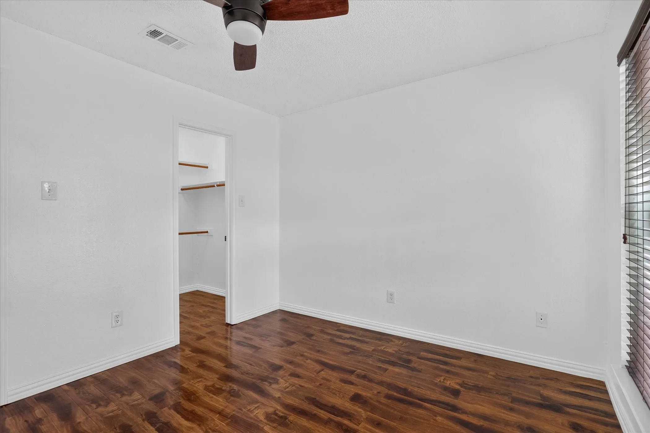 Single Family Residence For Sale in Tarrant County , 10634 Tall Oak Drive, Fort Worth, Texas 76108, 3 Bedroom, 2 Bathroom, 2 Garage spaces, 1,189 Sqft, built in 1983, mls#21386405, Real Estate Agent in Fort Worth, Homes For Sale in Tarrant county, Homes For Sale in Fort Worth, Realtor in Fort Worth Texas, Real Estate Brokerage Independent Realty Texas, Luminita Cordes Realtor