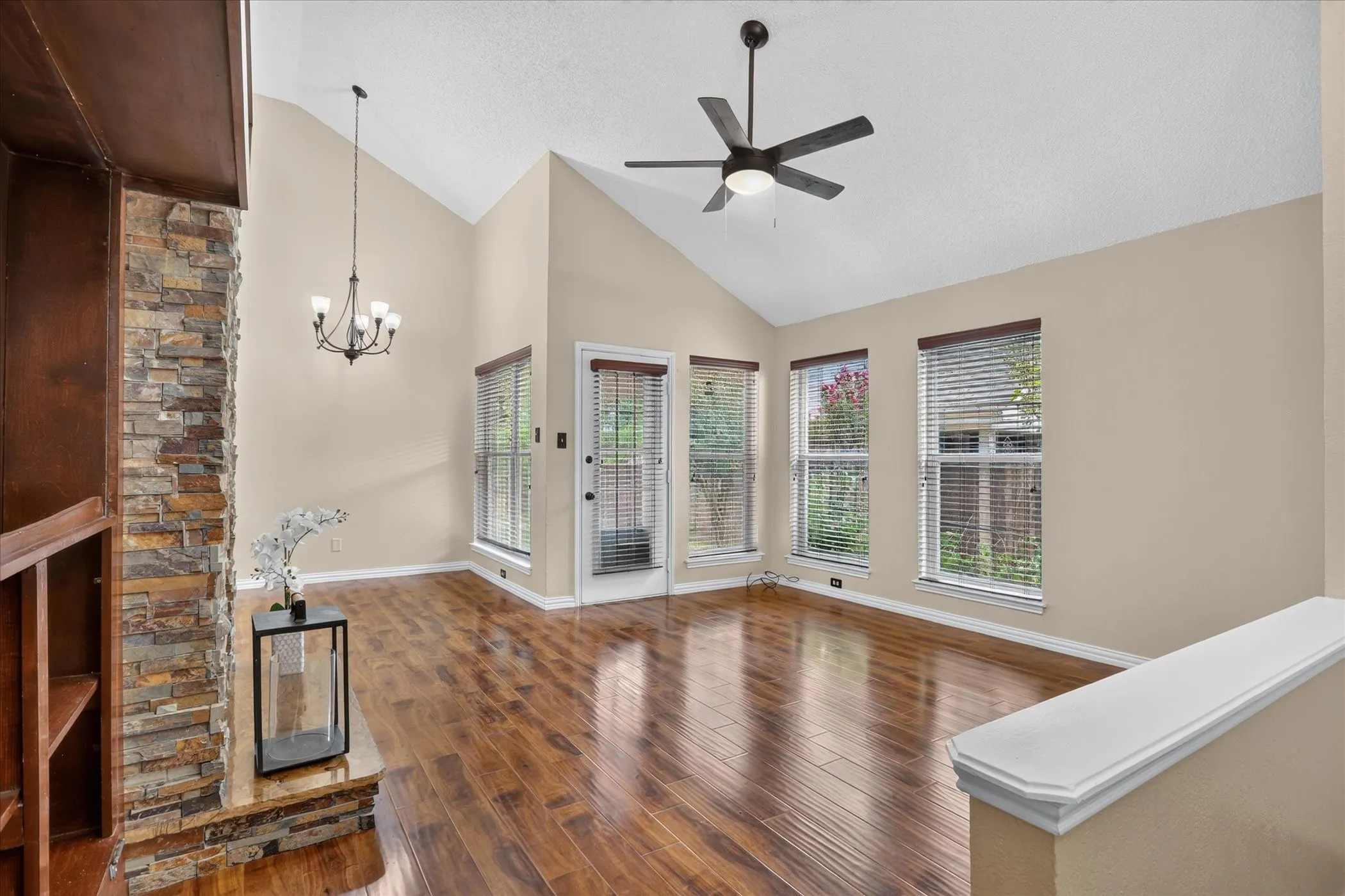 Single Family Residence For Sale in Tarrant County , 10634 Tall Oak Drive, Fort Worth, Texas 76108, 3 Bedroom, 2 Bathroom, 2 Garage spaces, 1,189 Sqft, built in 1983, mls#21386405, Real Estate Agent in Fort Worth, Homes For Sale in Tarrant county, Homes For Sale in Fort Worth, Realtor in Fort Worth Texas, Real Estate Brokerage Independent Realty Texas, Luminita Cordes Realtor