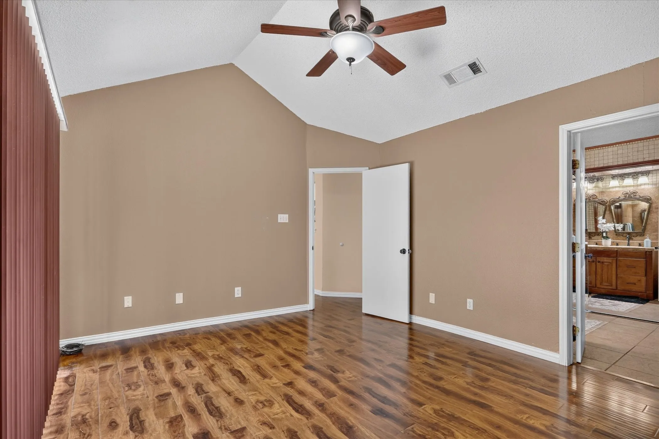 Single Family Residence For Sale in Tarrant County , 10634 Tall Oak Drive, Fort Worth, Texas 76108, 3 Bedroom, 2 Bathroom, 2 Garage spaces, 1,189 Sqft, built in 1983, mls#21386405, Real Estate Agent in Fort Worth, Homes For Sale in Tarrant county, Homes For Sale in Fort Worth, Realtor in Fort Worth Texas, Real Estate Brokerage Independent Realty Texas, Luminita Cordes Realtor