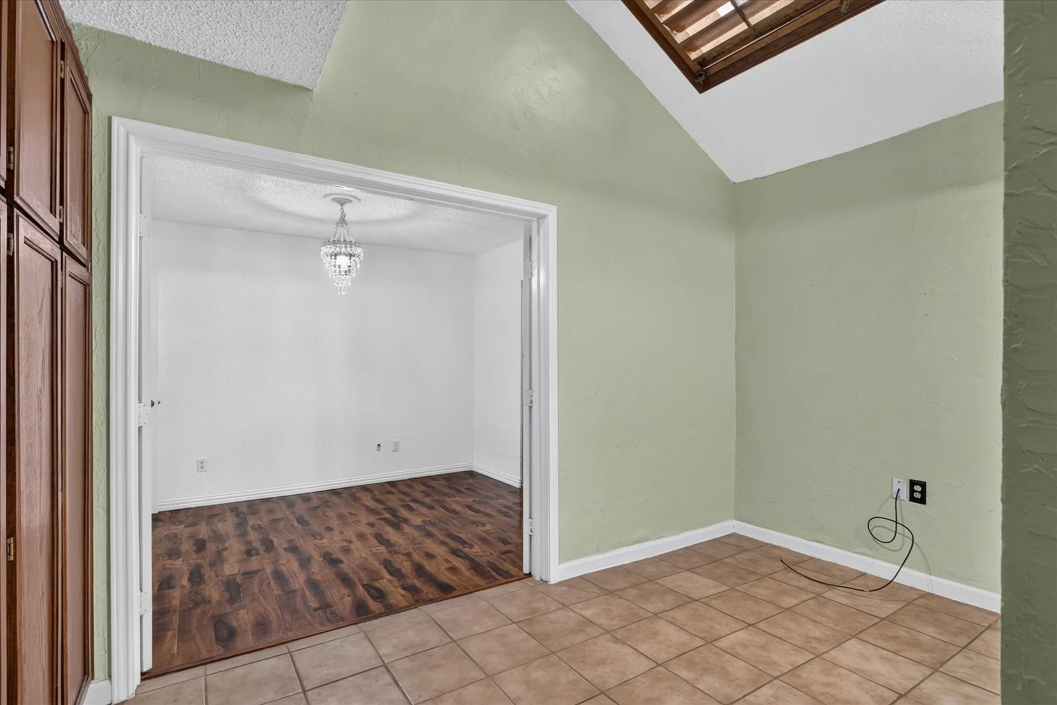 Single Family Residence For Sale in Tarrant County , 10634 Tall Oak Drive, Fort Worth, Texas 76108, 3 Bedroom, 2 Bathroom, 2 Garage spaces, 1,189 Sqft, built in 1983, mls#21386405, Real Estate Agent in Fort Worth, Homes For Sale in Tarrant county, Homes For Sale in Fort Worth, Realtor in Fort Worth Texas, Real Estate Brokerage Independent Realty Texas, Luminita Cordes Realtor