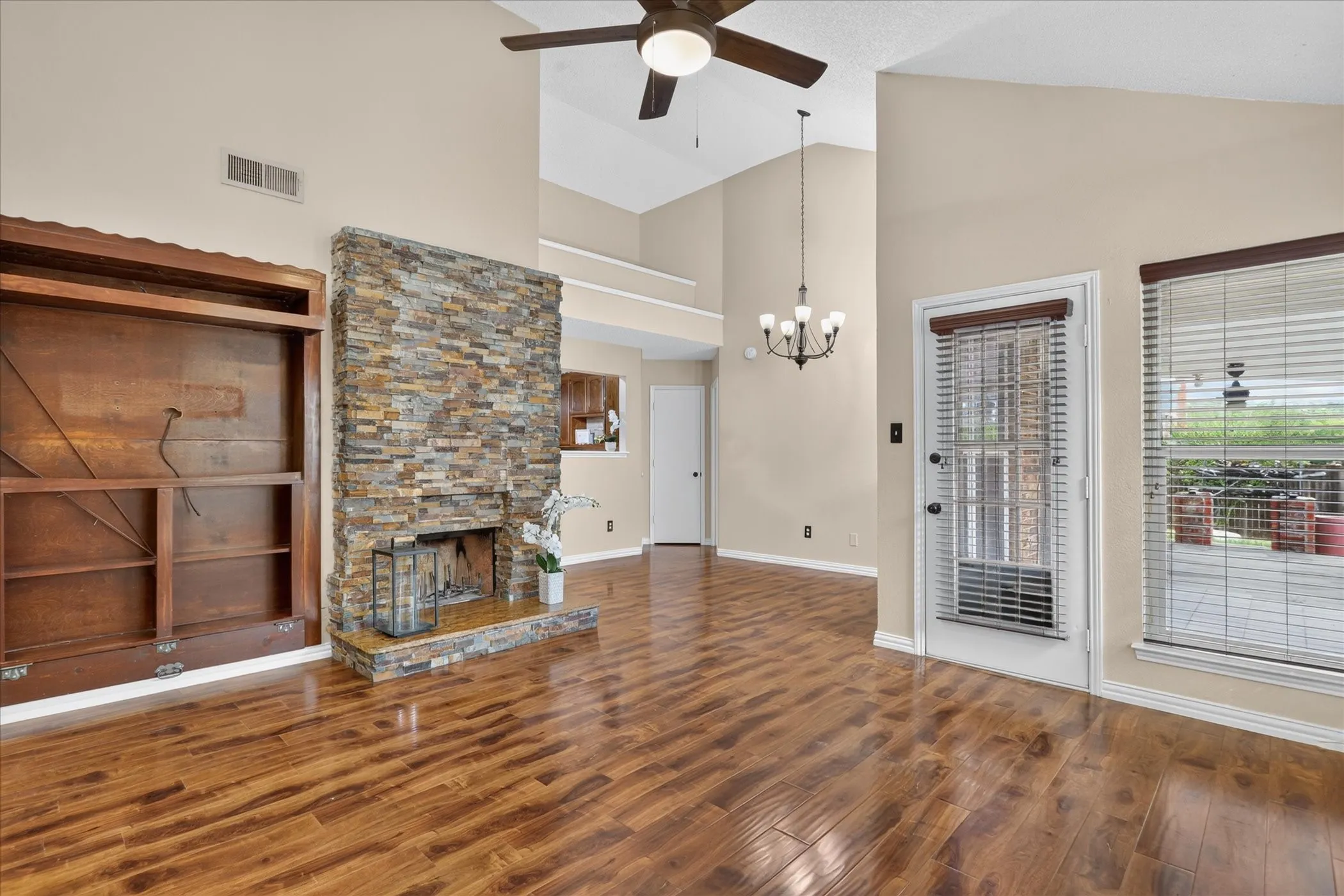 Single Family Residence For Sale in Tarrant County , 10634 Tall Oak Drive, Fort Worth, Texas 76108, 3 Bedroom, 2 Bathroom, 2 Garage spaces, 1,189 Sqft, built in 1983, mls#21386405, Real Estate Agent in Fort Worth, Homes For Sale in Tarrant county, Homes For Sale in Fort Worth, Realtor in Fort Worth Texas, Real Estate Brokerage Independent Realty Texas, Luminita Cordes Realtor