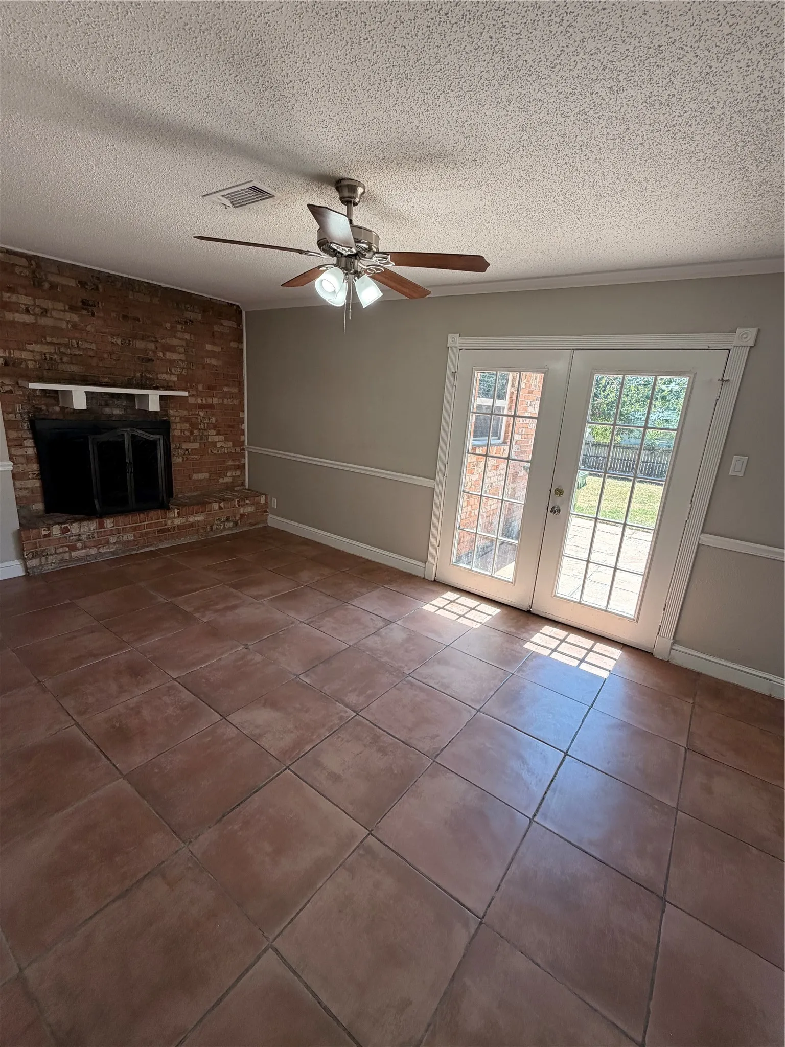 Single Family Residence For Sale in Tarrant County , 725 Willow Street, Hurst, Texas 76053, 4 Bedroom, 2 Bathroom, 2 Garage spaces, 1,423 Sqft, built in 1963, mls#21387937, Real Estate Agent in Hurst, Homes For Sale in Tarrant county, Homes For Sale in Hurst, Realtor in Hurst Texas, Real Estate Brokerage Independent Realty Texas, Luminita Cordes Realtor