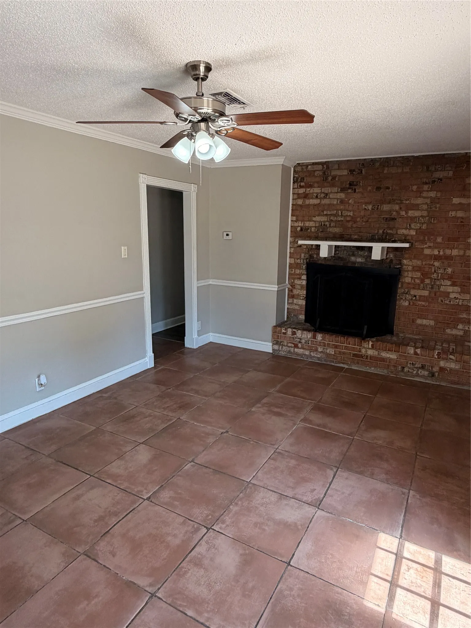 Single Family Residence For Sale in Tarrant County , 725 Willow Street, Hurst, Texas 76053, 4 Bedroom, 2 Bathroom, 2 Garage spaces, 1,423 Sqft, built in 1963, mls#21387937, Real Estate Agent in Hurst, Homes For Sale in Tarrant county, Homes For Sale in Hurst, Realtor in Hurst Texas, Real Estate Brokerage Independent Realty Texas, Luminita Cordes Realtor