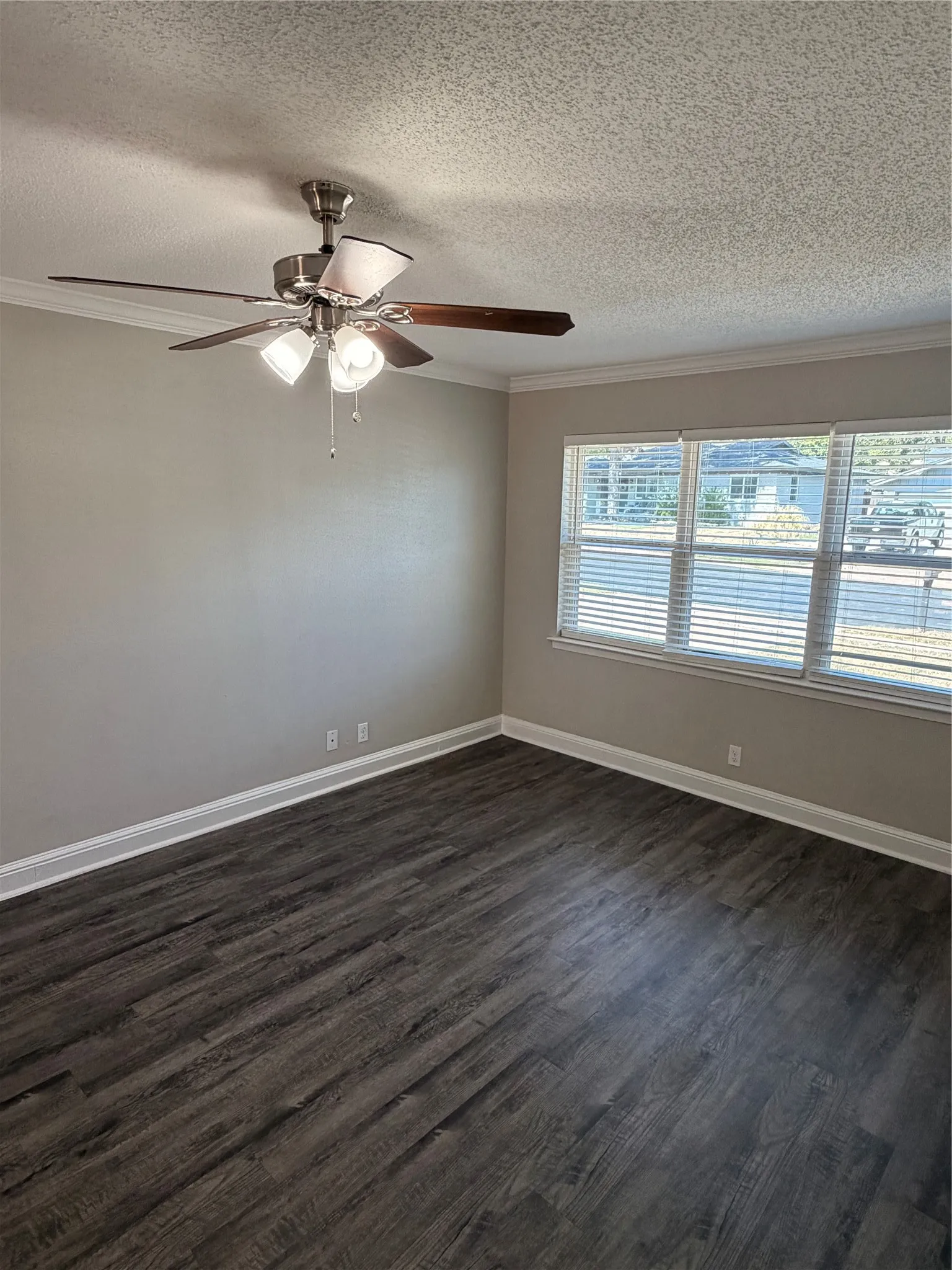 Single Family Residence For Sale in Tarrant County , 725 Willow Street, Hurst, Texas 76053, 4 Bedroom, 2 Bathroom, 2 Garage spaces, 1,423 Sqft, built in 1963, mls#21387937, Real Estate Agent in Hurst, Homes For Sale in Tarrant county, Homes For Sale in Hurst, Realtor in Hurst Texas, Real Estate Brokerage Independent Realty Texas, Luminita Cordes Realtor