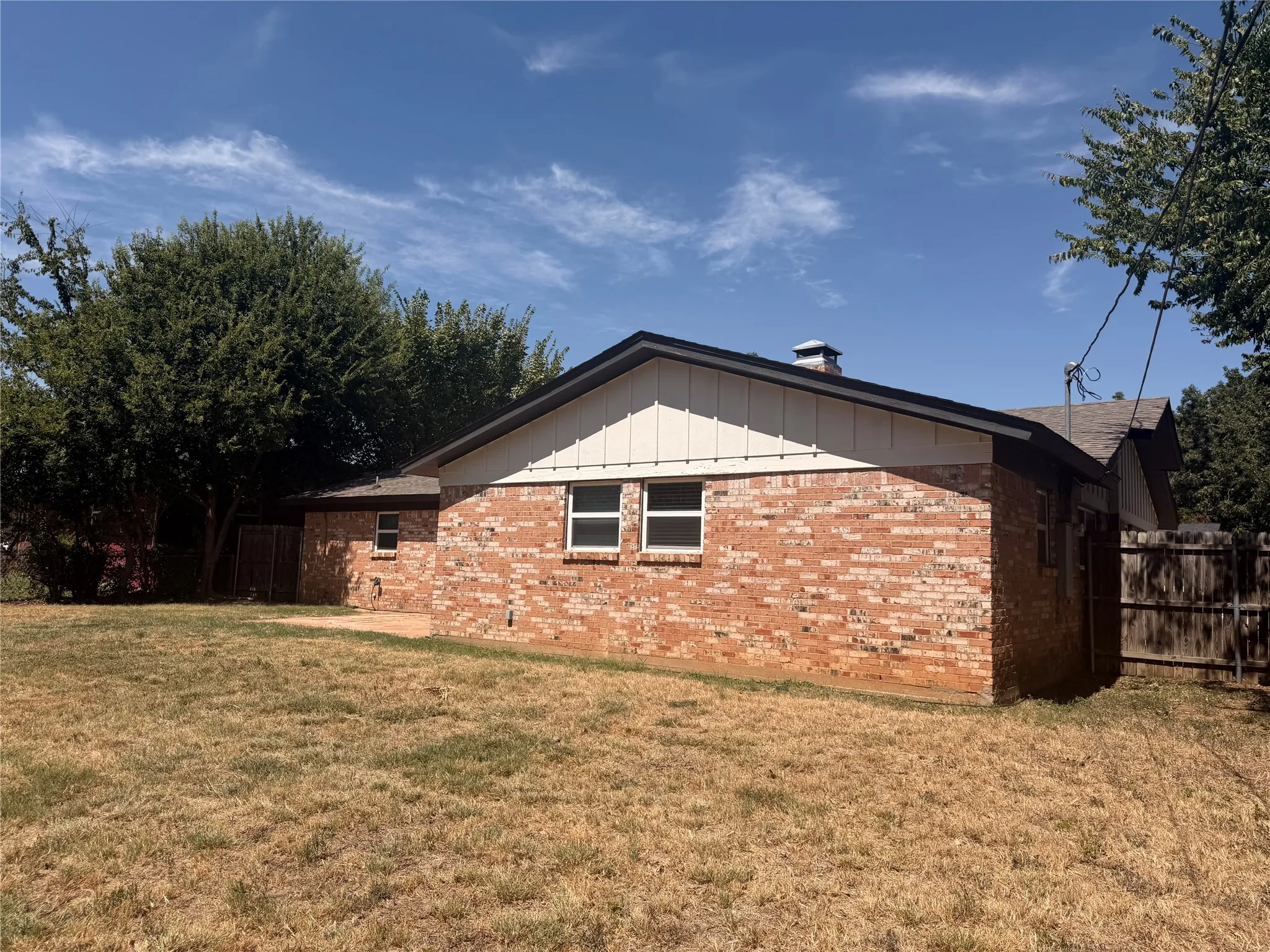 Single Family Residence For Sale in Tarrant County , 725 Willow Street, Hurst, Texas 76053, 4 Bedroom, 2 Bathroom, 2 Garage spaces, 1,423 Sqft, built in 1963, mls#21387937, Real Estate Agent in Hurst, Homes For Sale in Tarrant county, Homes For Sale in Hurst, Realtor in Hurst Texas, Real Estate Brokerage Independent Realty Texas, Luminita Cordes Realtor