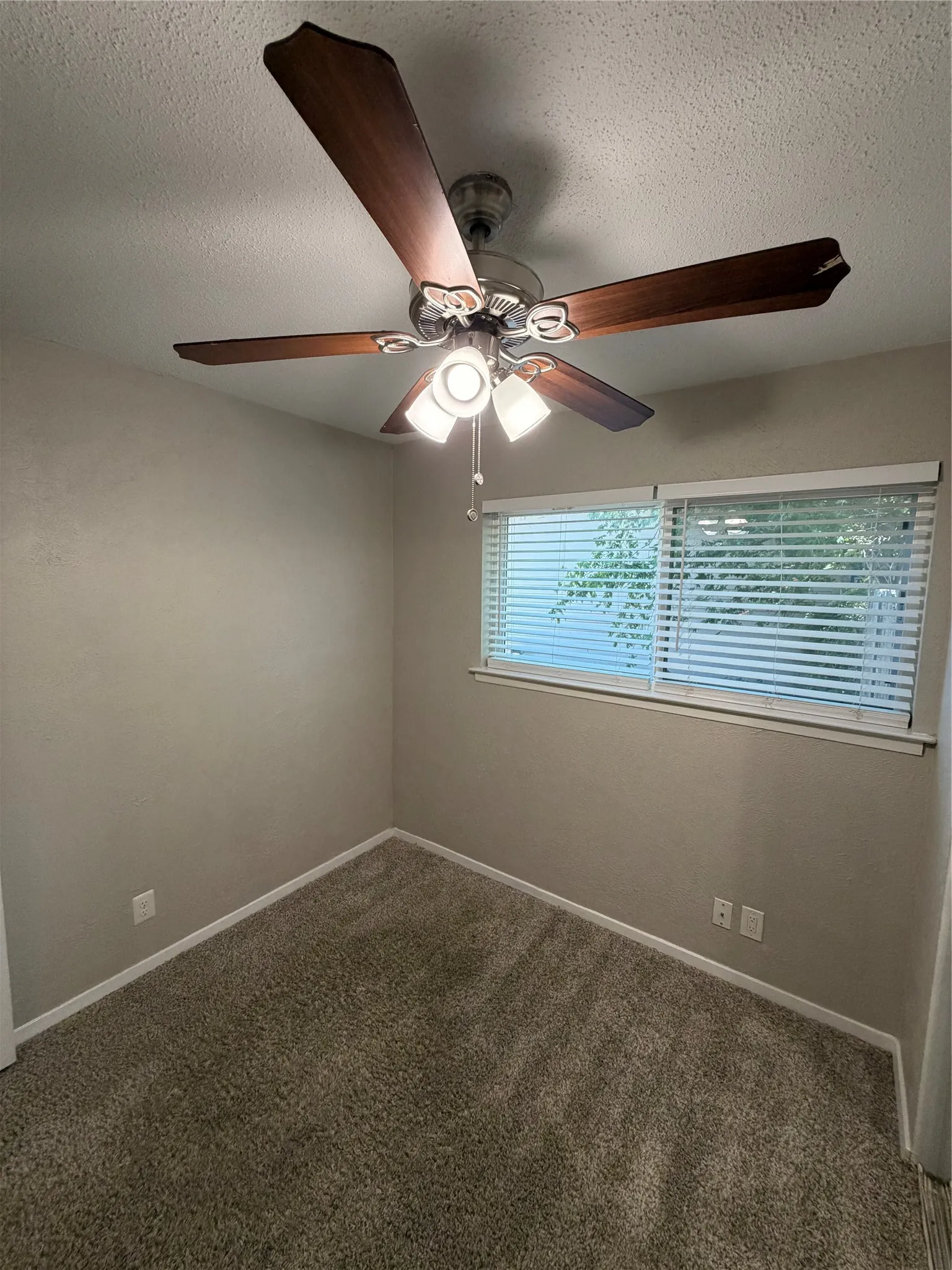 Single Family Residence For Sale in Tarrant County , 725 Willow Street, Hurst, Texas 76053, 4 Bedroom, 2 Bathroom, 2 Garage spaces, 1,423 Sqft, built in 1963, mls#21387937, Real Estate Agent in Hurst, Homes For Sale in Tarrant county, Homes For Sale in Hurst, Realtor in Hurst Texas, Real Estate Brokerage Independent Realty Texas, Luminita Cordes Realtor