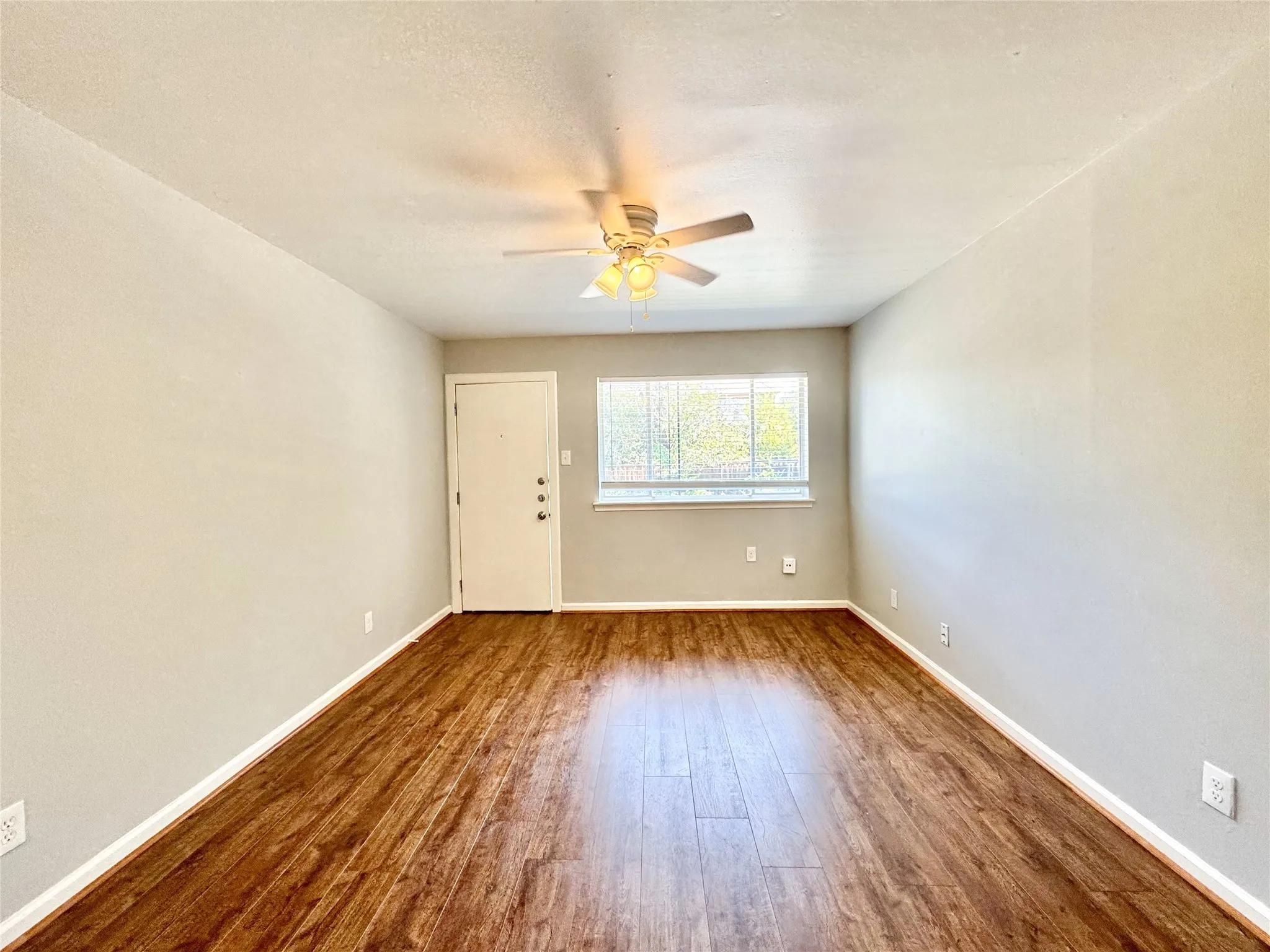 Apartment For Rent in Dallas County , 5722 Gaston Avenue B, Dallas, Texas 75214, 1 Bedroom, 1 Bathroom, Garage spaces, 525 Sqft, built in 1958, mls#21387574, Real Estate Agent in Dallas, Homes For Rent in Dallas county, Homes For Rent in Dallas, Realtor in Dallas Texas, Real Estate Brokerage Independent Realty Texas, Luminita Cordes Realtor