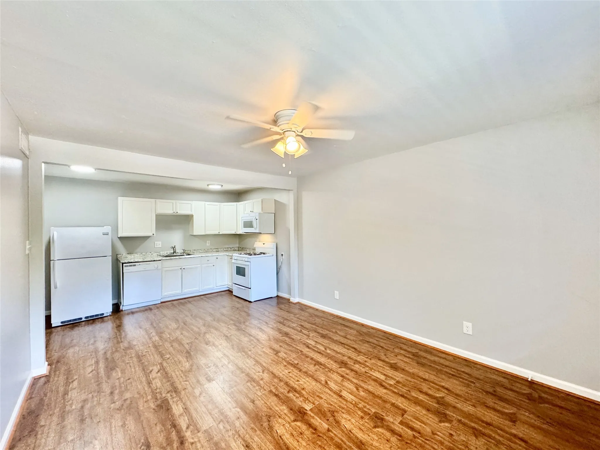 Apartment For Rent in Dallas County , 5722 Gaston Avenue B, Dallas, Texas 75214, 1 Bedroom, 1 Bathroom, Garage spaces, 525 Sqft, built in 1958, mls#21387574, Real Estate Agent in Dallas, Homes For Rent in Dallas county, Homes For Rent in Dallas, Realtor in Dallas Texas, Real Estate Brokerage Independent Realty Texas, Luminita Cordes Realtor