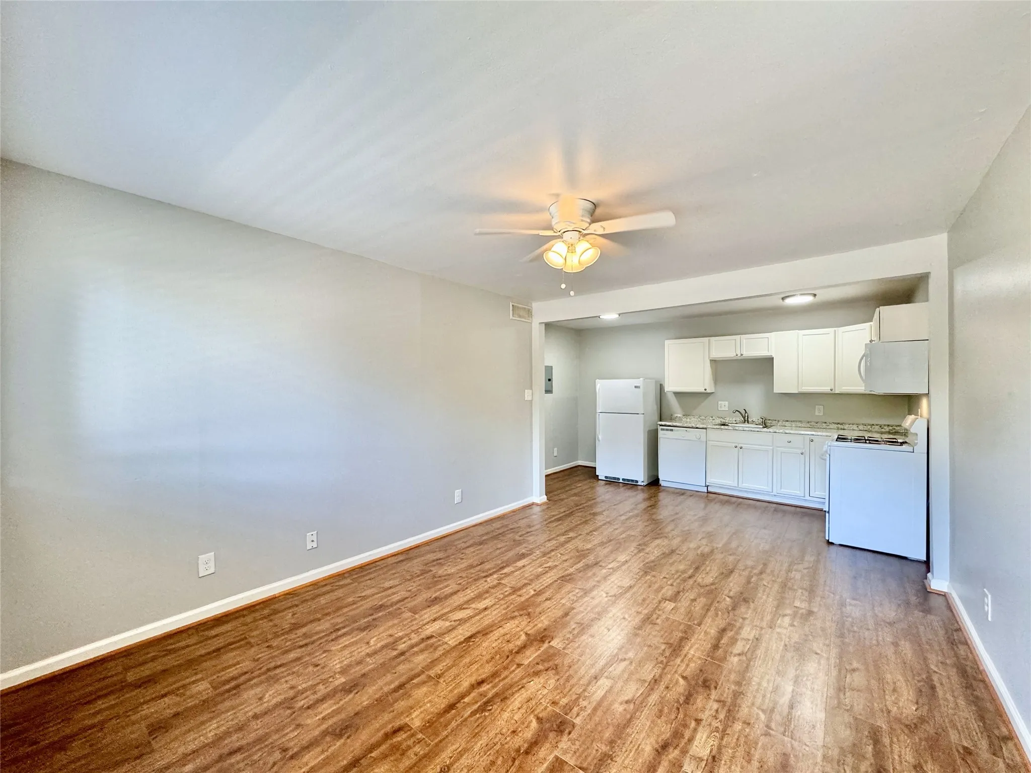 Apartment For Rent in Dallas County , 5722 Gaston Avenue B, Dallas, Texas 75214, 1 Bedroom, 1 Bathroom, Garage spaces, 525 Sqft, built in 1958, mls#21387574, Real Estate Agent in Dallas, Homes For Rent in Dallas county, Homes For Rent in Dallas, Realtor in Dallas Texas, Real Estate Brokerage Independent Realty Texas, Luminita Cordes Realtor