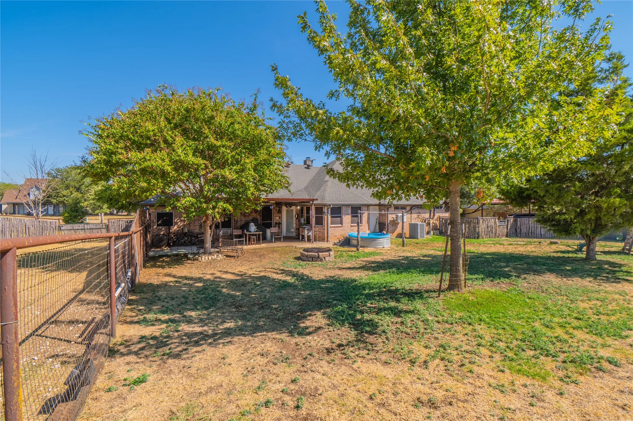 Single Family Residence For Sale in Ellis County , 2830 Brads Way, Midlothian, Texas 76065, 4 Bedroom, 3 Bathroom, 2 Garage spaces, 2,387 Sqft, built in 2002, mls#21385772, Real Estate Agent in Midlothian, Homes For Sale in Ellis county, Homes For Sale in Midlothian, Realtor in Midlothian Texas, Real Estate Brokerage Independent Realty Texas, Luminita Cordes Realtor