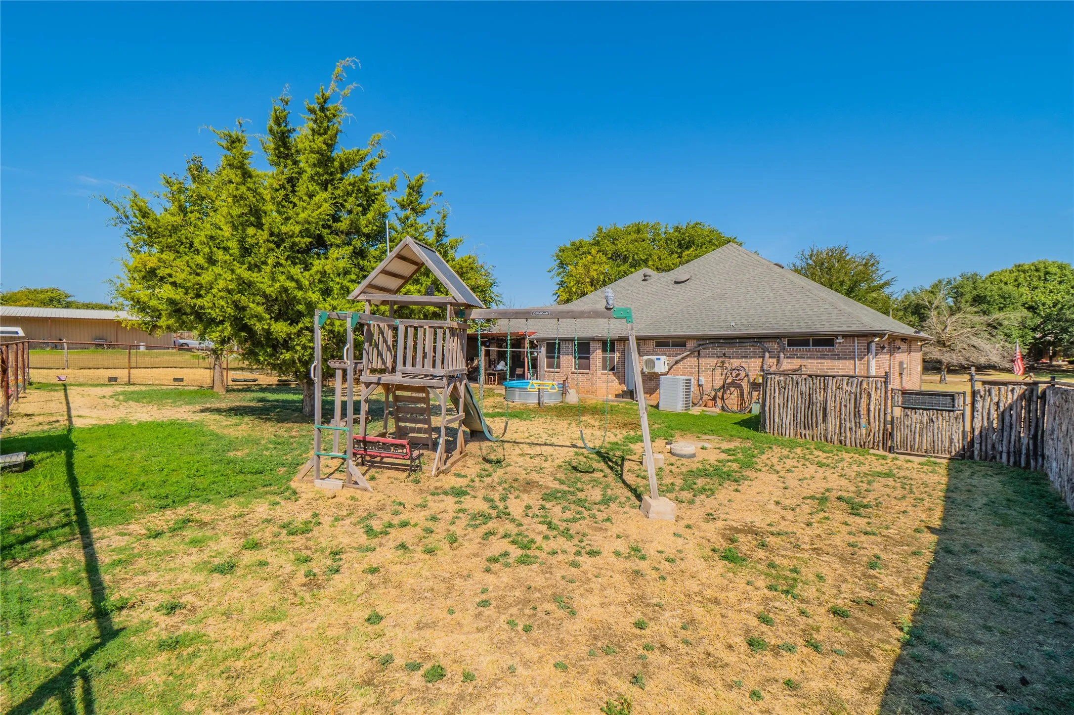 Single Family Residence For Sale in Ellis County , 2830 Brads Way, Midlothian, Texas 76065, 4 Bedroom, 3 Bathroom, 2 Garage spaces, 2,387 Sqft, built in 2002, mls#21385772, Real Estate Agent in Midlothian, Homes For Sale in Ellis county, Homes For Sale in Midlothian, Realtor in Midlothian Texas, Real Estate Brokerage Independent Realty Texas, Luminita Cordes Realtor