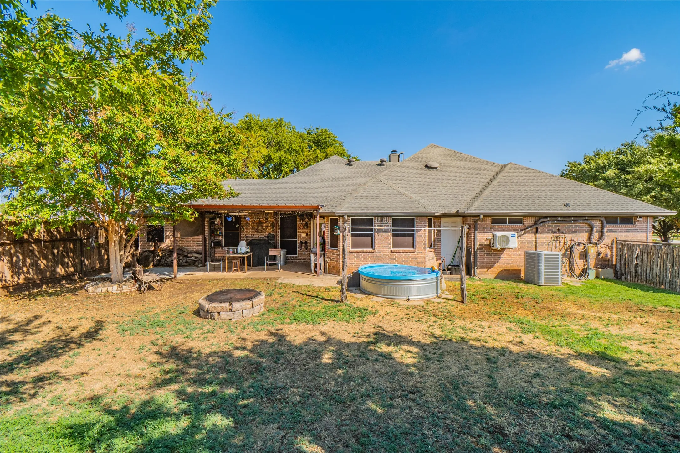 Single Family Residence For Sale in Ellis County , 2830 Brads Way, Midlothian, Texas 76065, 4 Bedroom, 3 Bathroom, 2 Garage spaces, 2,387 Sqft, built in 2002, mls#21385772, Real Estate Agent in Midlothian, Homes For Sale in Ellis county, Homes For Sale in Midlothian, Realtor in Midlothian Texas, Real Estate Brokerage Independent Realty Texas, Luminita Cordes Realtor