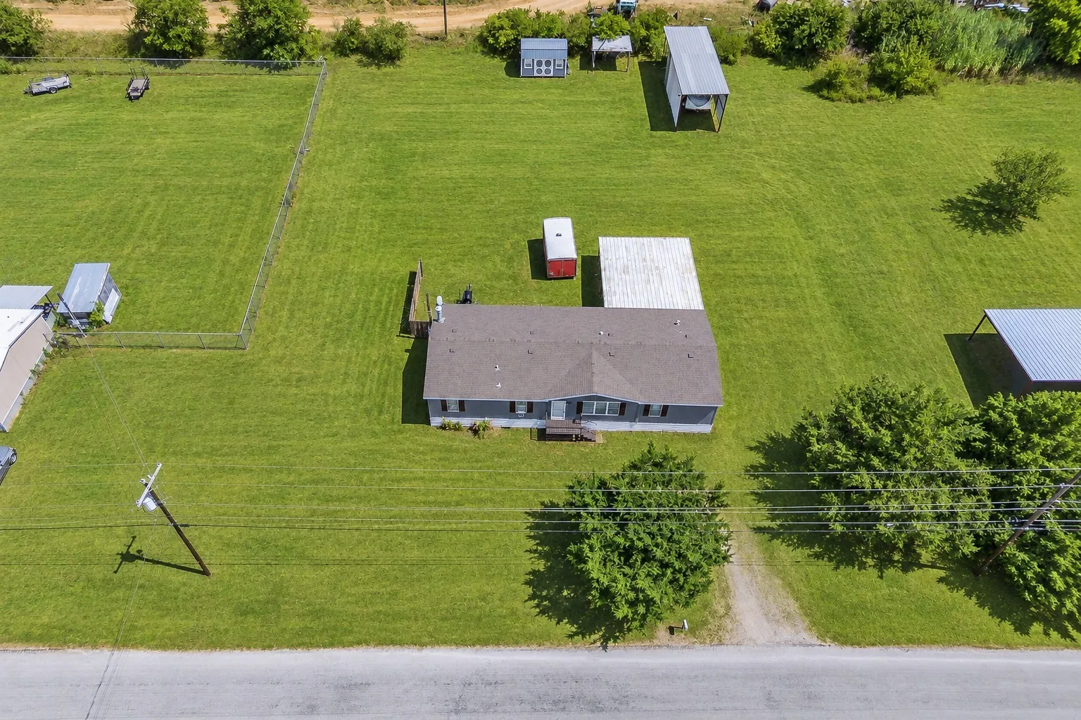 Manufactured Home For Sale in Wise County , 208 Rhett Court, Aurora, Texas 76078, 3 Bedroom, 2 Bathroom, Garage spaces, 1,792 Sqft, built in 1998, mls#21367616, Real Estate Agent in Aurora, Homes For Sale in Wise county, Homes For Sale in Aurora, Realtor in Aurora Texas, Real Estate Brokerage Independent Realty Texas, Luminita Cordes Realtor