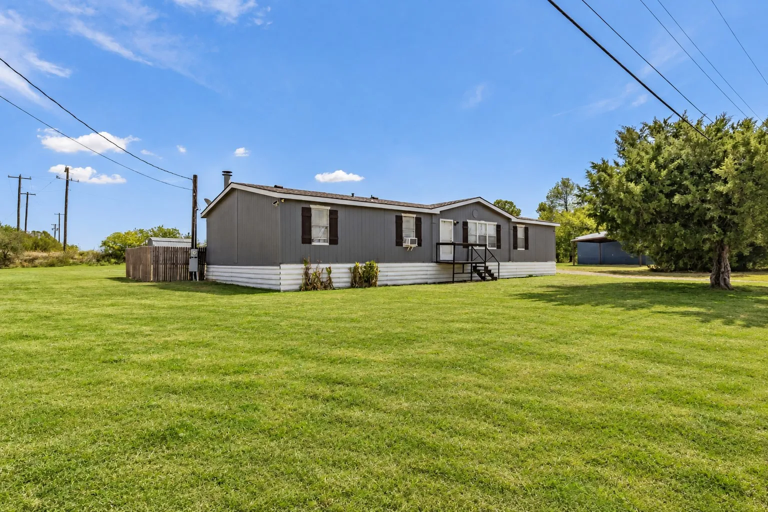 Manufactured Home For Sale in Wise County , 208 Rhett Court, Aurora, Texas 76078, 3 Bedroom, 2 Bathroom, Garage spaces, 1,792 Sqft, built in 1998, mls#21367616, Real Estate Agent in Aurora, Homes For Sale in Wise county, Homes For Sale in Aurora, Realtor in Aurora Texas, Real Estate Brokerage Independent Realty Texas, Luminita Cordes Realtor