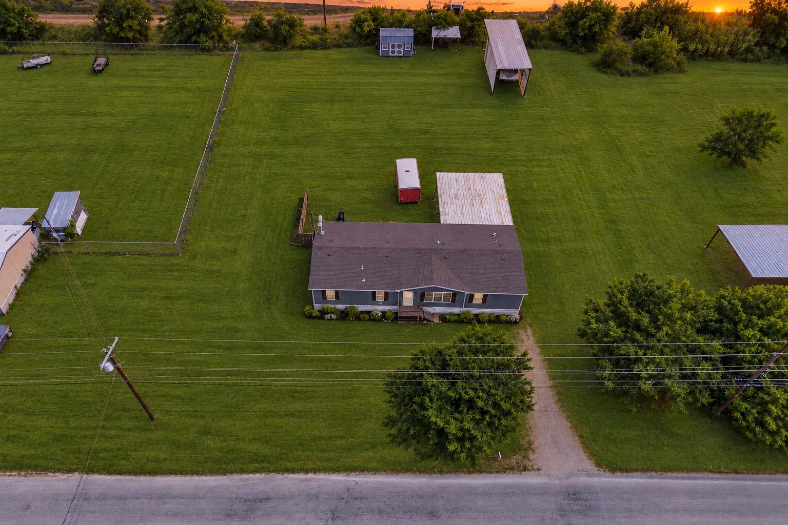Manufactured Home For Sale in Wise County , 208 Rhett Court, Aurora, Texas 76078, 3 Bedroom, 2 Bathroom, Garage spaces, 1,792 Sqft, built in 1998, mls#21367616, Real Estate Agent in Aurora, Homes For Sale in Wise county, Homes For Sale in Aurora, Realtor in Aurora Texas, Real Estate Brokerage Independent Realty Texas, Luminita Cordes Realtor