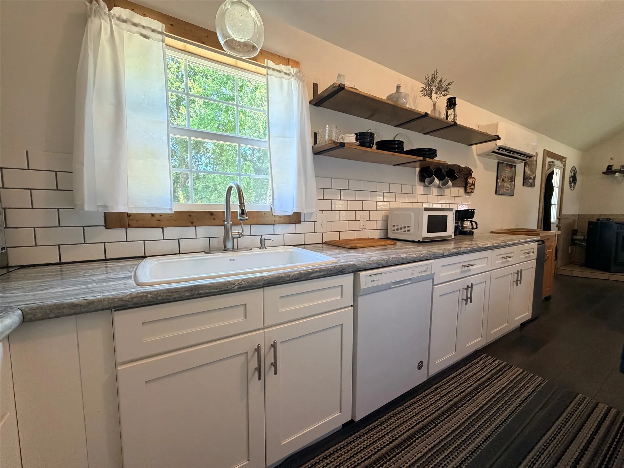 Single Family Residence For Sale in Hill County , 132 Hcr 1320 N, Hillsboro, Texas 76645, 1 Bedroom, 1 Bathroom, Garage spaces, 640 Sqft, built in 2019, mls#21385258, Real Estate Agent in Hillsboro, Homes For Sale in Hill county, Homes For Sale in Hillsboro, Realtor in Hillsboro Texas, Real Estate Brokerage Independent Realty Texas, Luminita Cordes Realtor