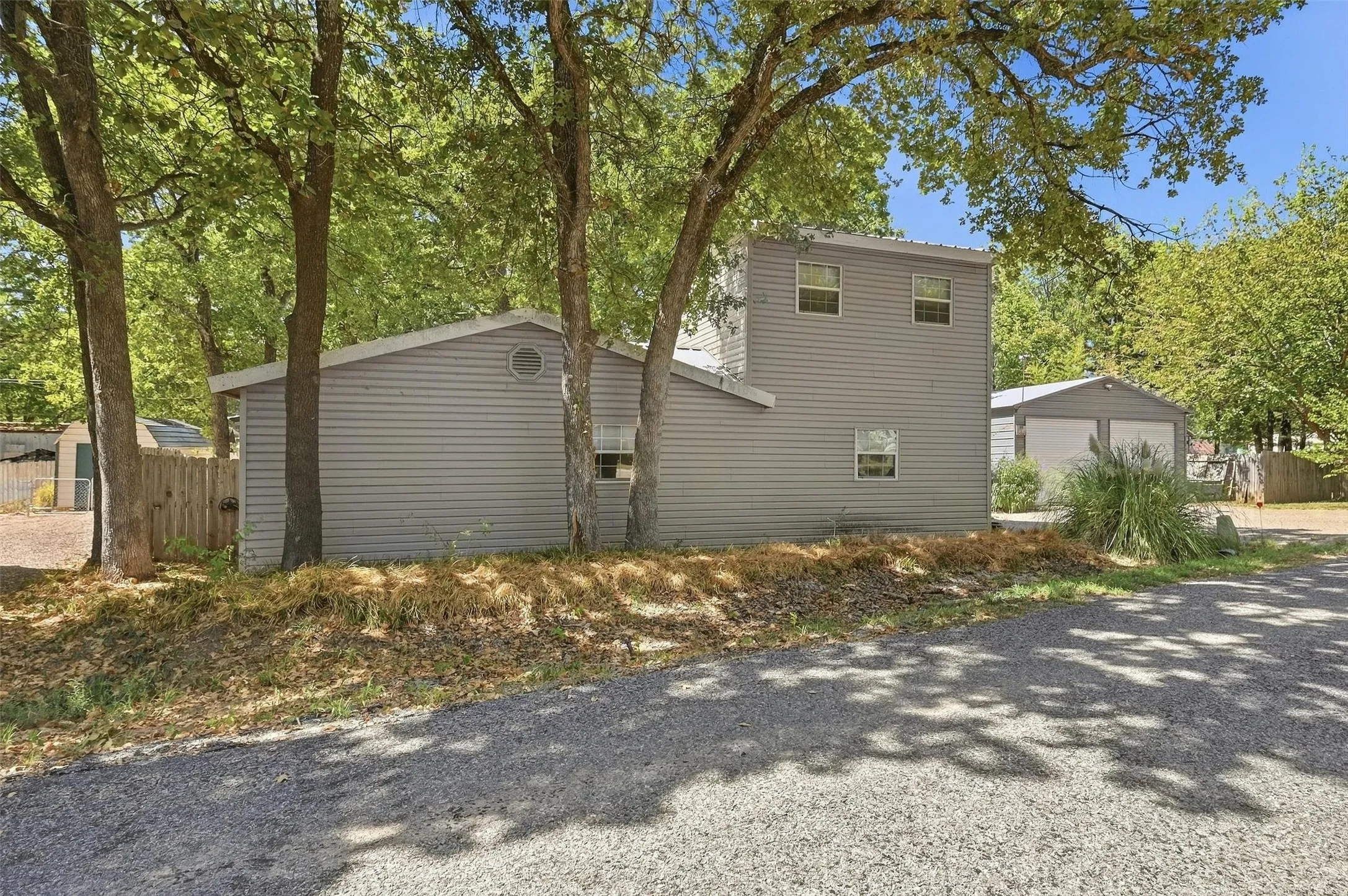 Single Family Residence For Sale in Grayson County , 85 Scalock Drive, Gordonville, Texas 76245, 4 Bedroom, 2 Bathroom, 2 Garage spaces, 1,581 Sqft, built in 1999, mls#21387311, Real Estate Agent in Gordonville, Homes For Sale in Grayson county, Homes For Sale in Gordonville, Realtor in Gordonville Texas, Real Estate Brokerage Independent Realty Texas, Luminita Cordes Realtor