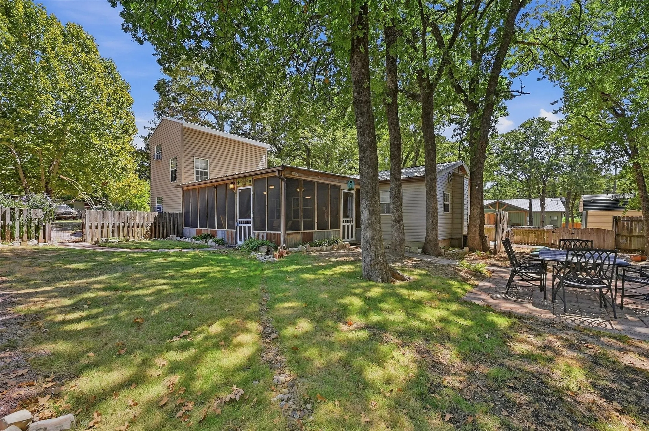 Single Family Residence For Sale in Grayson County , 85 Scalock Drive, Gordonville, Texas 76245, 4 Bedroom, 2 Bathroom, 2 Garage spaces, 1,581 Sqft, built in 1999, mls#21387311, Real Estate Agent in Gordonville, Homes For Sale in Grayson county, Homes For Sale in Gordonville, Realtor in Gordonville Texas, Real Estate Brokerage Independent Realty Texas, Luminita Cordes Realtor