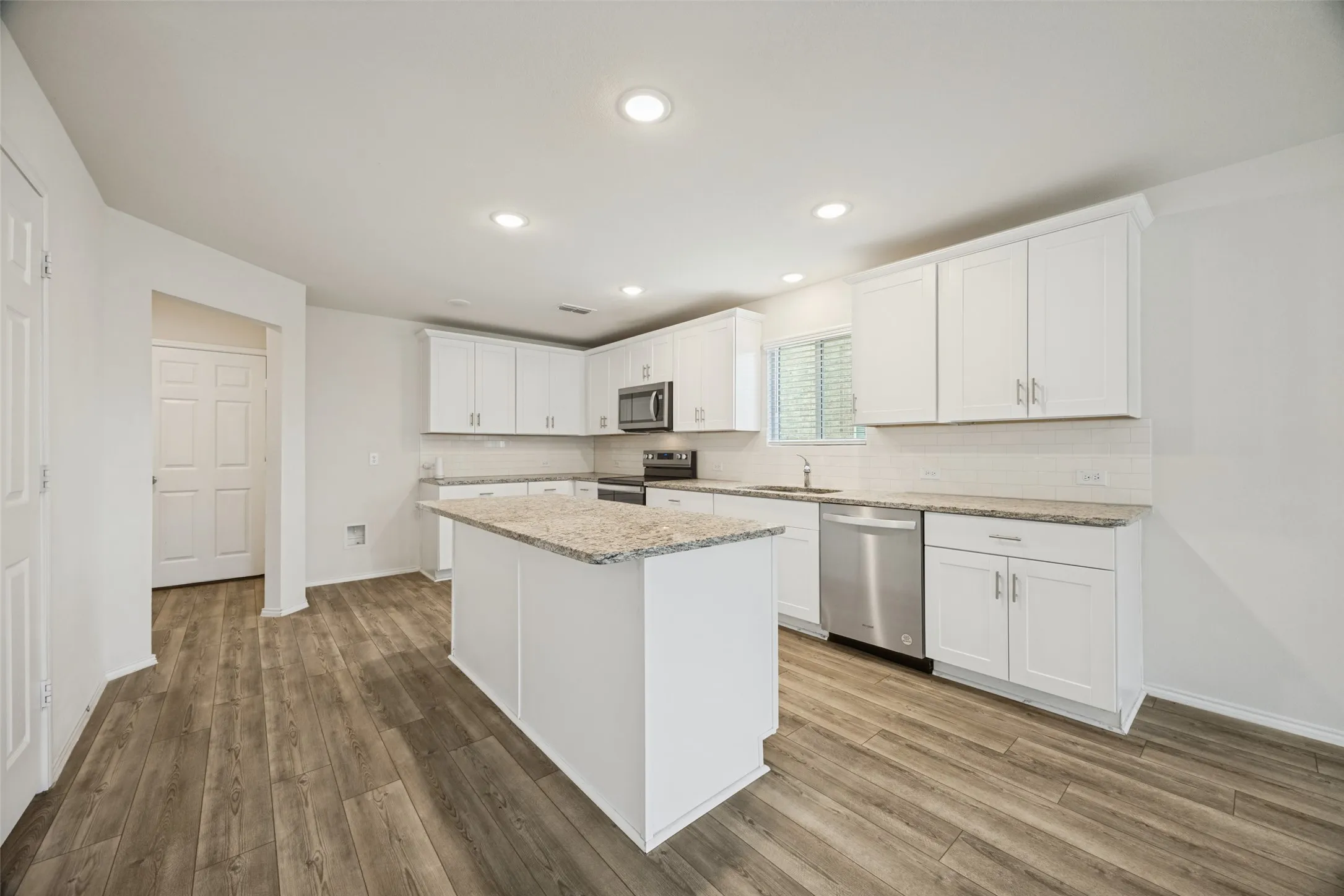 Single Family Residence For Rent in Grayson County , 400 Alton Street, Van Alstyne, Texas 75495, 3 Bedroom, 3 Bathroom, 2 Garage spaces, 2,044 Sqft, built in 2022, mls#21387801, Real Estate Agent in Van Alstyne, Homes For Rent in Grayson county, Homes For Rent in Van Alstyne, Realtor in Van Alstyne Texas, Real Estate Brokerage Independent Realty Texas, Luminita Cordes Realtor