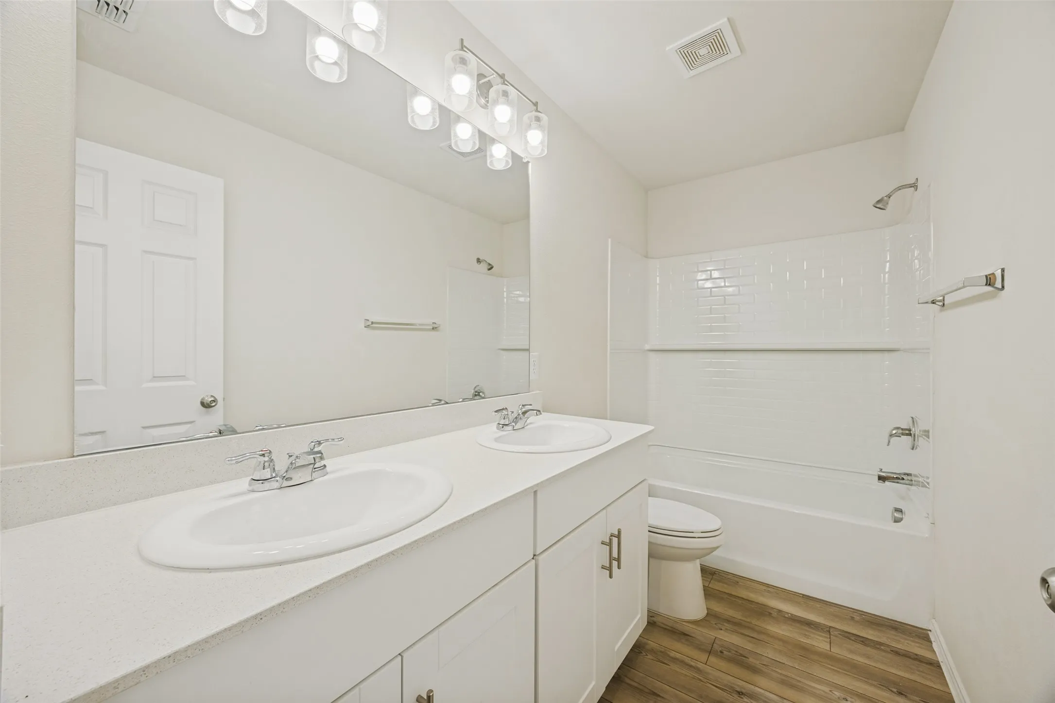 Single Family Residence For Rent in Grayson County , 400 Alton Street, Van Alstyne, Texas 75495, 3 Bedroom, 3 Bathroom, 2 Garage spaces, 2,044 Sqft, built in 2022, mls#21387801, Real Estate Agent in Van Alstyne, Homes For Rent in Grayson county, Homes For Rent in Van Alstyne, Realtor in Van Alstyne Texas, Real Estate Brokerage Independent Realty Texas, Luminita Cordes Realtor