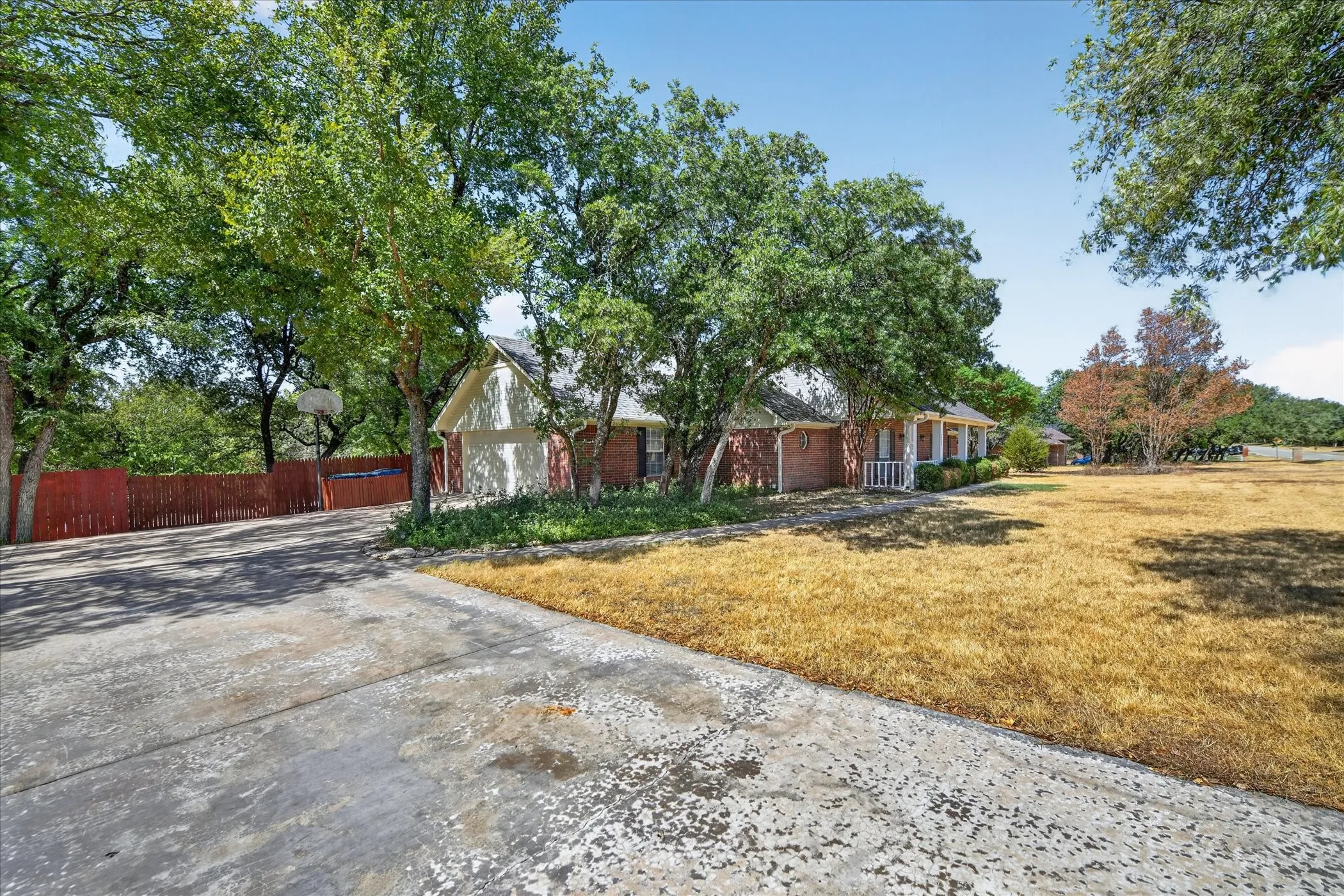 Single Family Residence For Sale in Parker County , 224 Rob Lane, Hudson Oaks, Texas 76087, 4 Bedroom, 5 Bathroom, 2 Garage spaces, 3,183 Sqft, built in 1992, mls#21372972, Real Estate Agent in Hudson Oaks, Homes For Sale in Parker county, Homes For Sale in Hudson Oaks, Realtor in Hudson Oaks Texas, Real Estate Brokerage Independent Realty Texas, Luminita Cordes Realtor